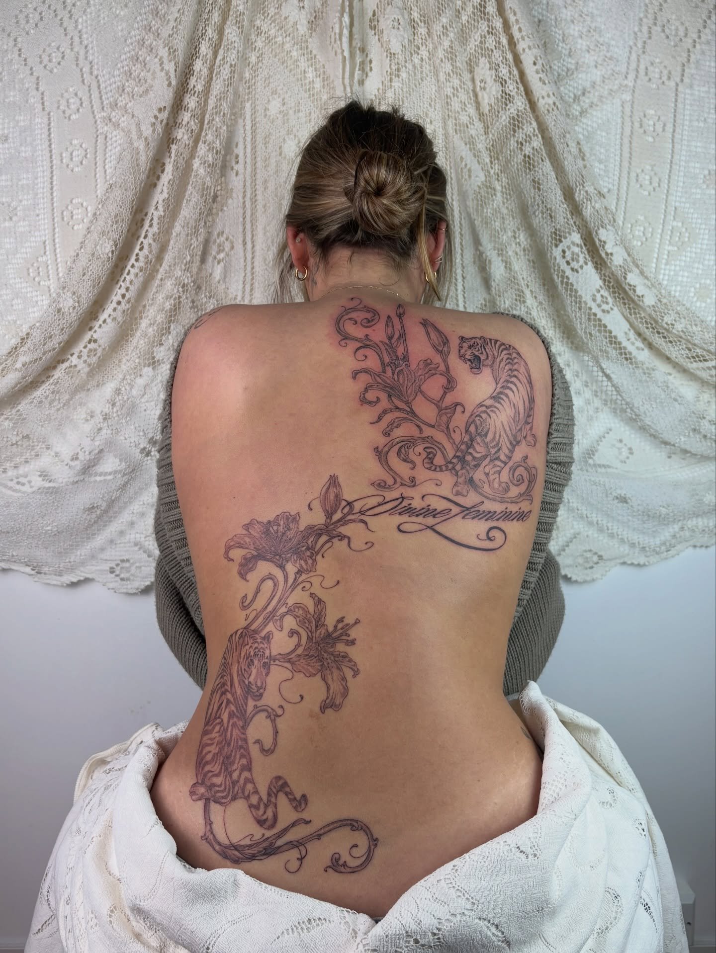 ꧁ 𝓣𝓲𝓰𝓮𝓻𝓼 &amp; 𝓵𝓲𝓵𝓲𝓮𝓼 𝓫𝓪𝓬𝓴 𝓹𝓲𝓮𝓬𝓮 ꧂

Custom back piece, made with a combination of stencilling &amp; freehand ~ done a while back can&rsquo;t believe I didn&rsquo;t post this one🐅🌷
