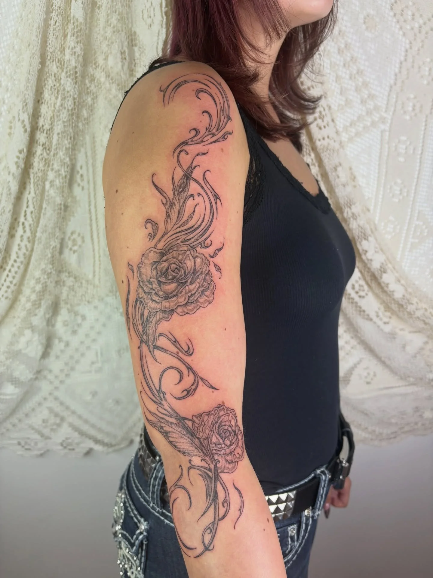 Custom sharp roses🥀

A piece done a while ago 🗝️ 
I love the contrast of the sharp flowing shapes, part stencilled and part freehand to move with the flow of the arm as it bends 🕯️

Still on maternity leave &amp; slowly getting through DMs! Thanky