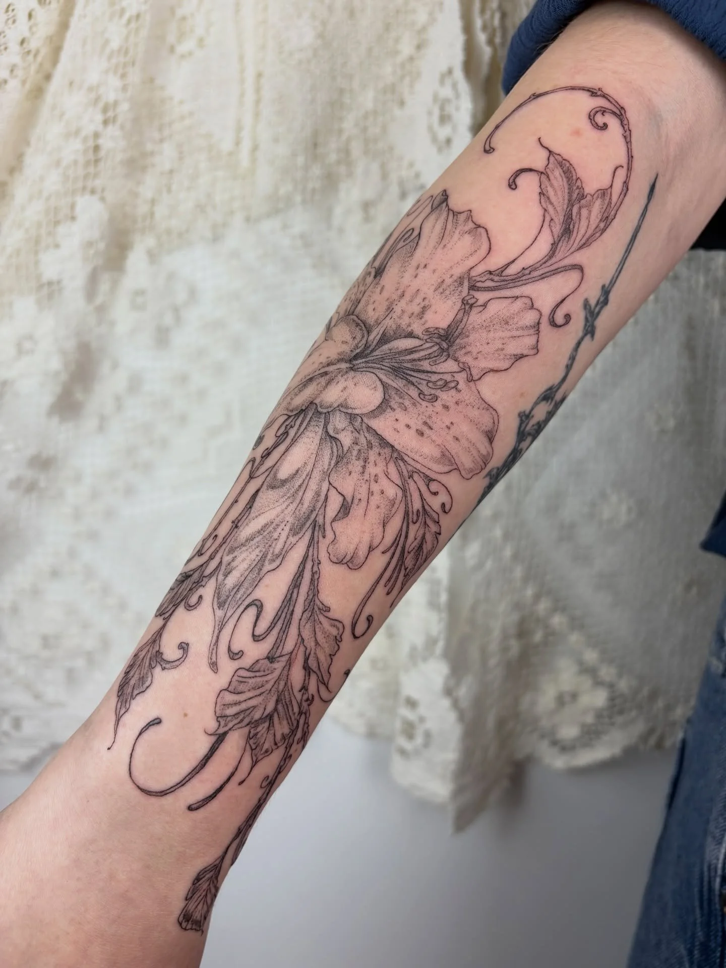 Tiger lily armour 🌱

This piece was created by stenciling various Lilies &amp; hand drawing the stems &amp; vines between 🕯️

Books are closed for now whilst on maternity leave 🌷
