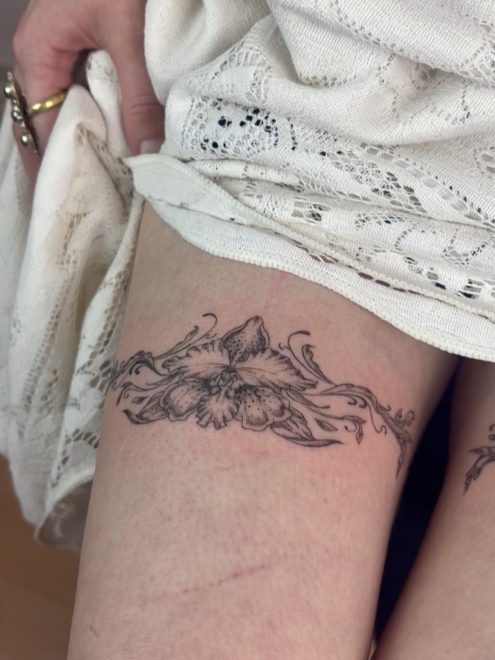 Symmetrical orchid garters 🌱

Slowly getting back through DMs &amp; contacting the summer waitlist these next few weeks 🕯️
Once I&rsquo;m back in the studio my books will reopen for autumn/ winter bookings x
