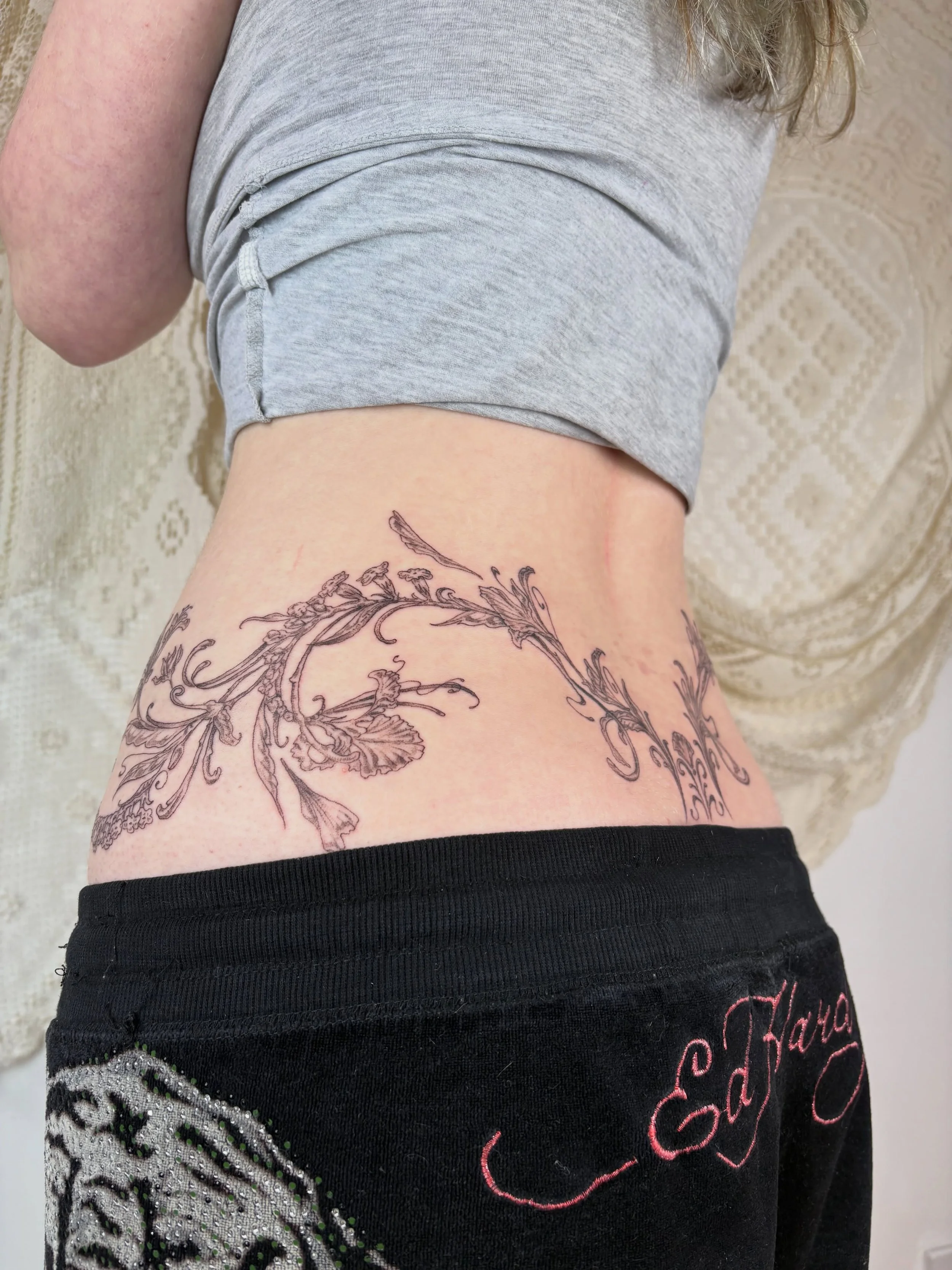 ꧁ 𝓑𝓸𝓽𝓪𝓷𝓲𝓬𝓪𝓵 𝓵𝓸𝔀𝓮𝓻 𝓫𝓪𝓬𝓴 𝔀𝓻𝓪𝓹 𝓪𝓻𝓸𝓾𝓷𝓭 ꧂

Another throwback to a lower back tattoo that wraps around to the front of the lower stomach 🌱
So excited to continue this one x