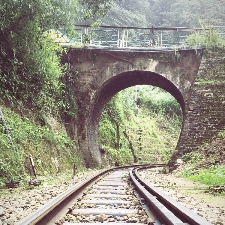 Shoot mode on. Waiting for the toy train at this beautiful bridge right outside Summer Hills, Shimla. 
#toytrainshimla #shimla #himachalpradesh #india #placestovisit #locationrecce #shootmode #lonelyplanet #incredibleindia #1d4up #tunnel