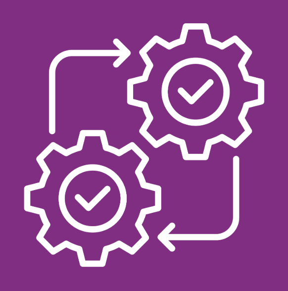 Zwei Zahnräder mit Häkchen, verbunden durch Pfeile, symbolisieren Prozessautomatisierung auf violettem Hintergrund.