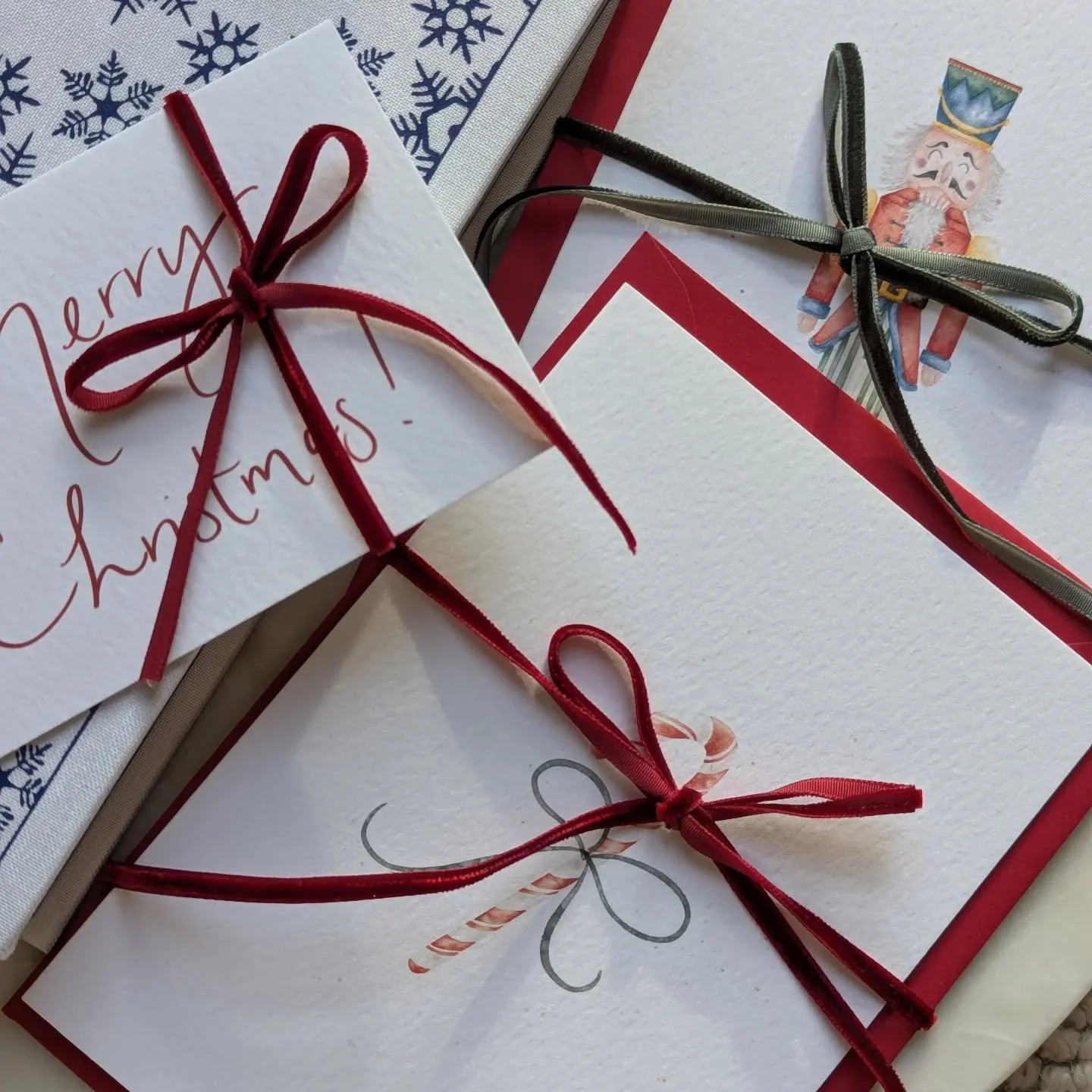 They&rsquo;re back &mdash; your festive favourites (and a few new designs fresh from the studio 👀)!
From cards to wrapping paper and tags, everything&rsquo;s covered in our cosy, watercolour Christmas magic.
Perfect for wrapping, writing, and spread