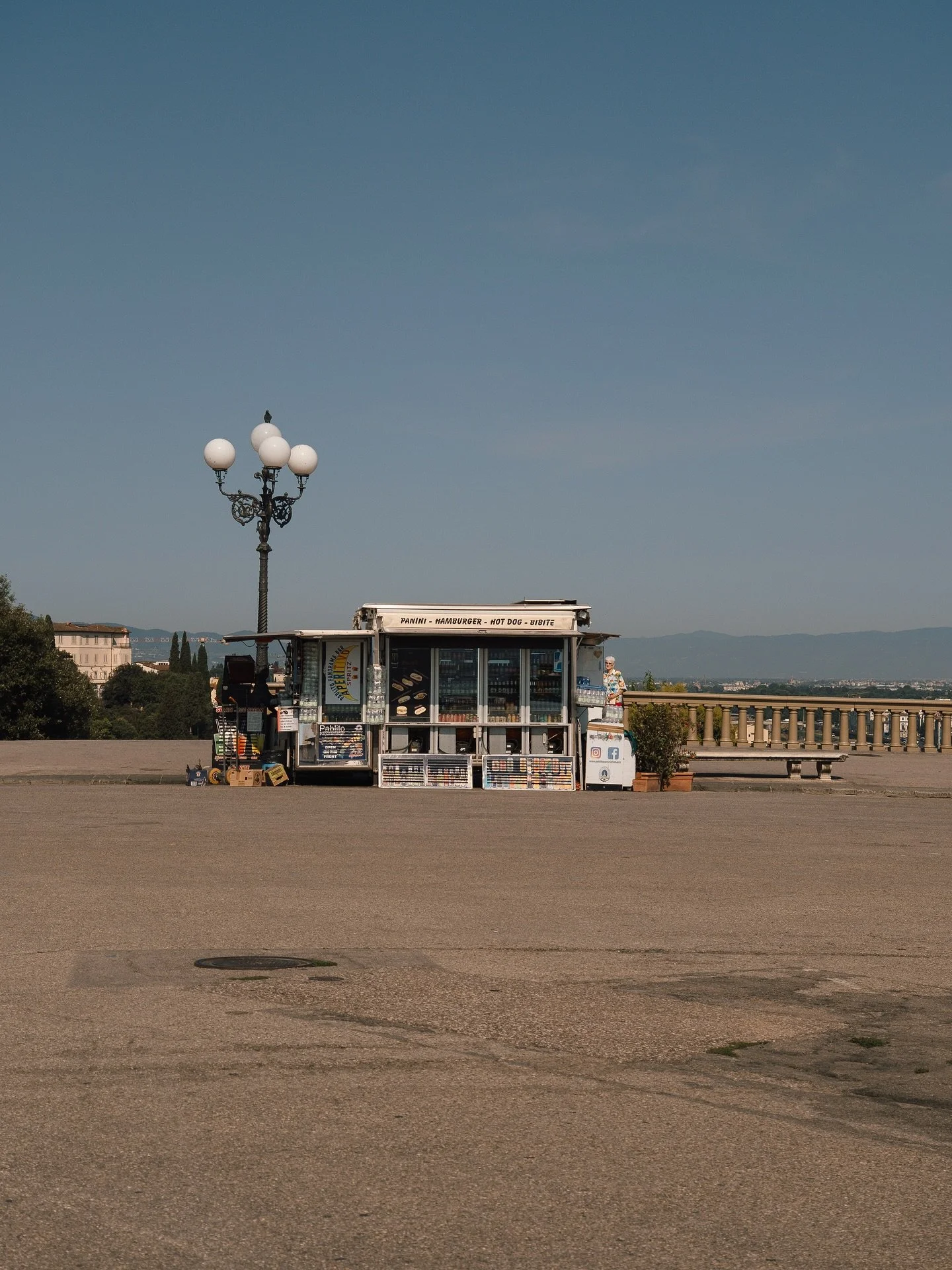 Morning calm at Piazzale Michelangelo. 

#journeyed #piazzalemichelangelo #florence #firenze #visititaly #exploretuscany #florenceitaly #mondol&ouml;yt&ouml; #travel #voyage #matkalehti #fujifollowme #fujifilmitalia