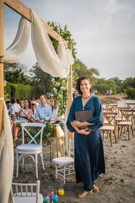 Bilingual celebrant Isa presiding over a bespoke symbolic destination union during an intentional beach wedding in Cartagena.