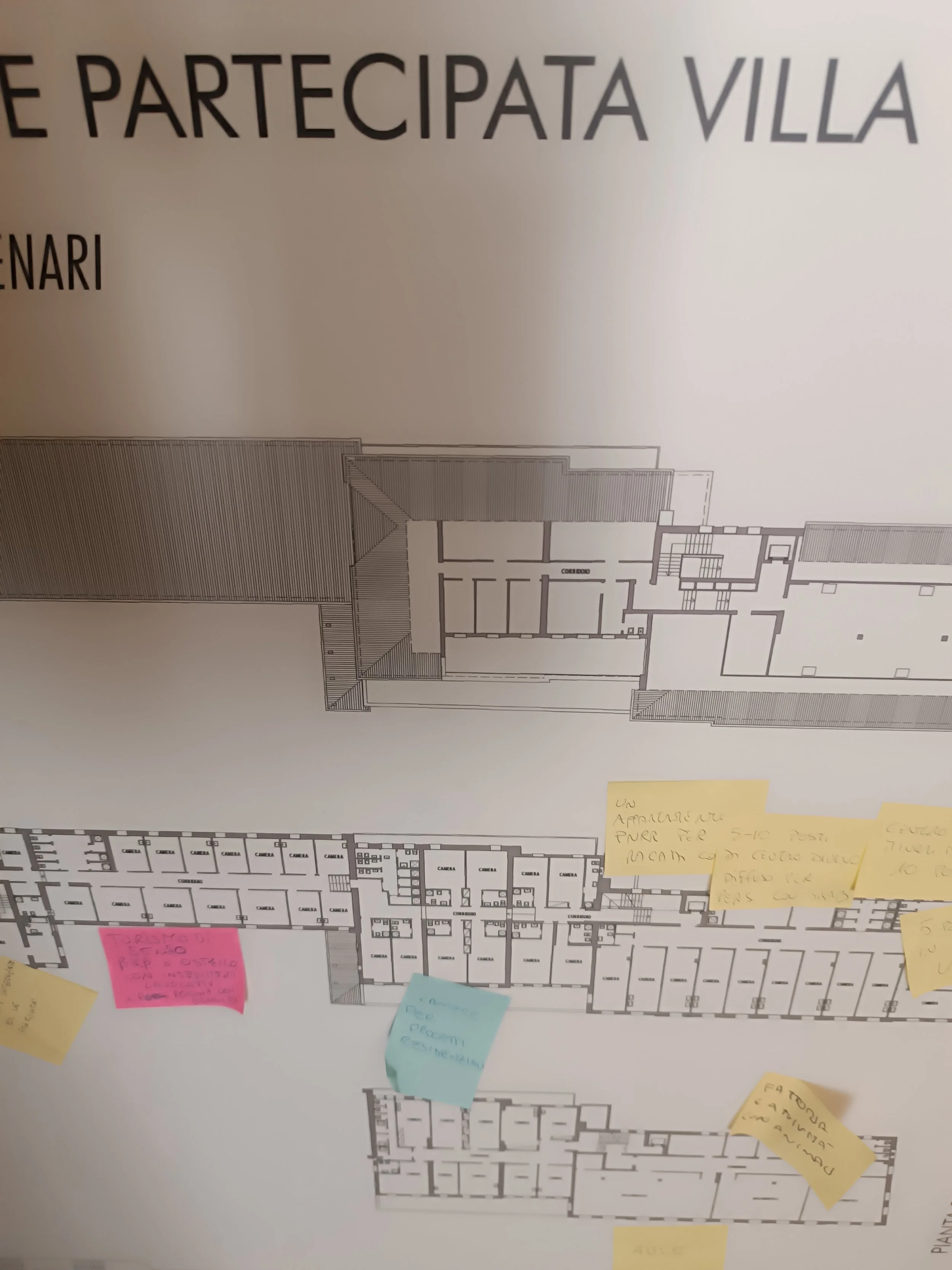 Piantina architettonica con annotazioni su post-it colorati