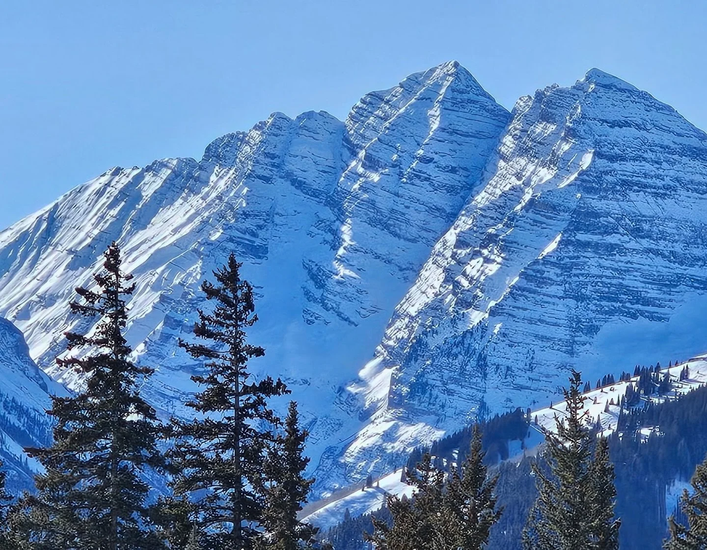 Opening day on Highlands did not disappoint! Sun&rsquo;s out, (champagne) guns out 🍾😜 

📸 @roysaba70 @cloud9aspen @aspensnowmass 

#aspenhighlands #aspensnowmass #aspenapr&egrave;s