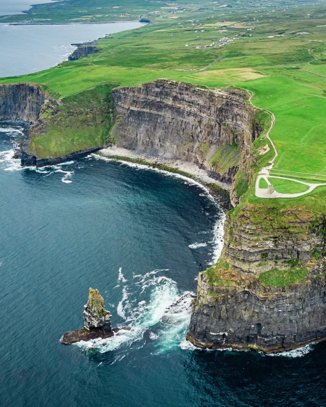 The Emerald Isle 🍀 Wishing TAG was en route back to Ireland to experience its ethereal landscapes and endless local personalities along the Wild Atlantic Way! 

Link in bio to read about @erinlentztag Irish adventure with @signaturetravelnetwork 🇮?