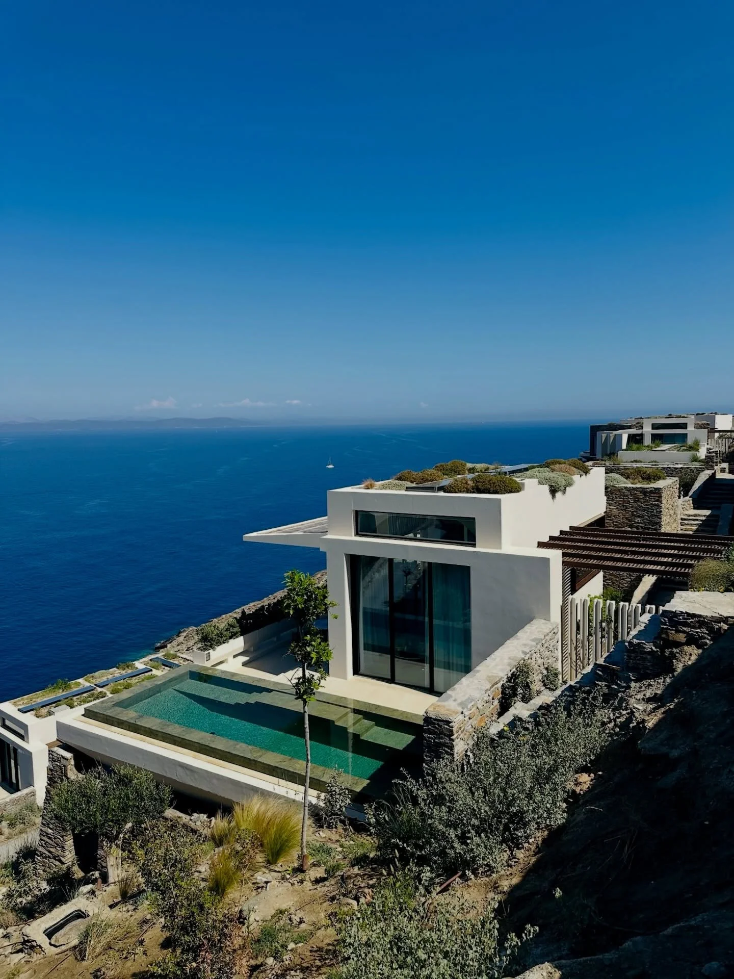 Opa! 🇬🇷 Daydreaming about TAG&rsquo;s immersive experience at the stunning @ookeaisland - link in bio to find your next Greece escape! 

#oneandonly #keaisland #luxurytravelmagazine