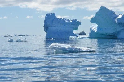 ShipThroughBerg.jpeg