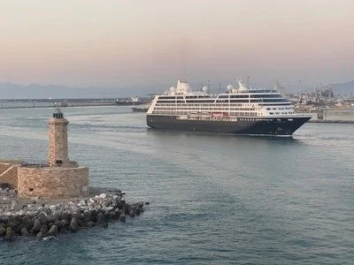 AzamaraPursuitArriving.jpg