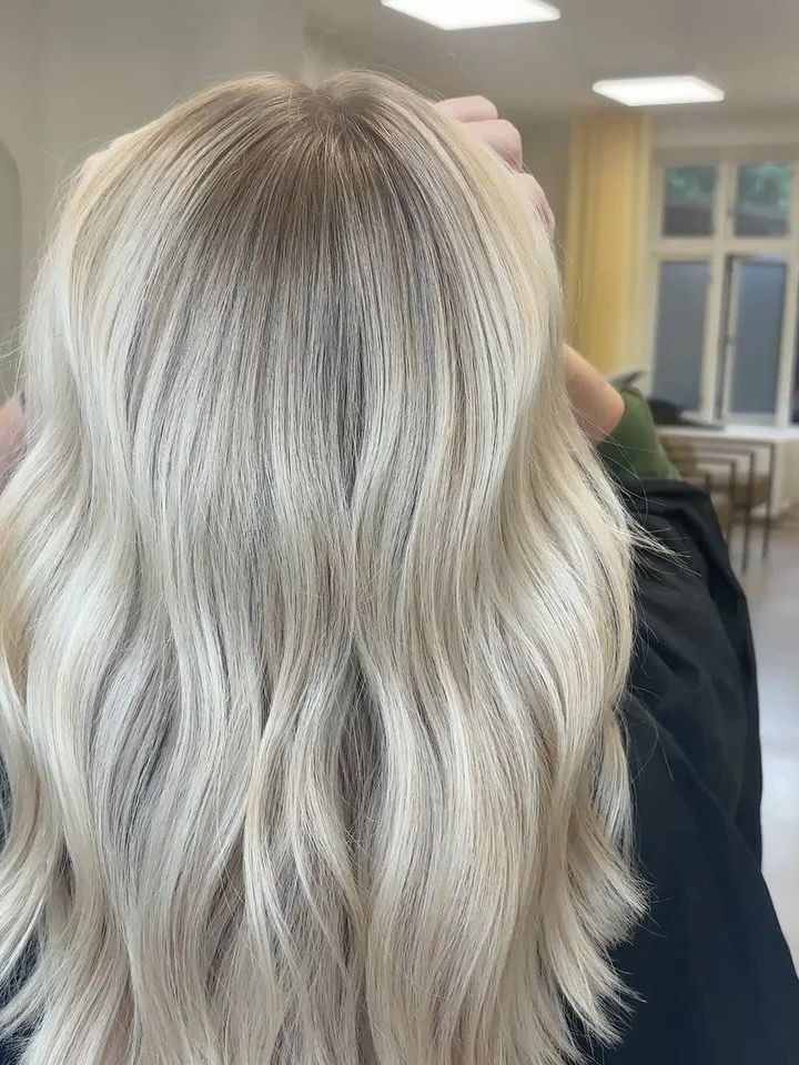 Fall calls for transformation 🍂
Highlights, gloss + cut 🌞 
#highlights #gloss #blond #hairdresser #copenhagen #hairstylist #hairtransformation