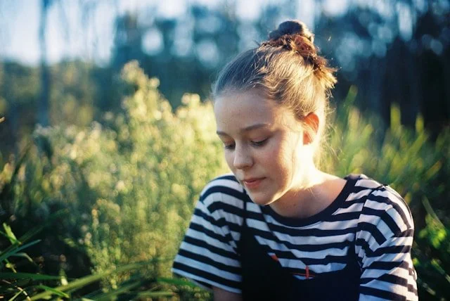 woman-sitting-on-green-grass