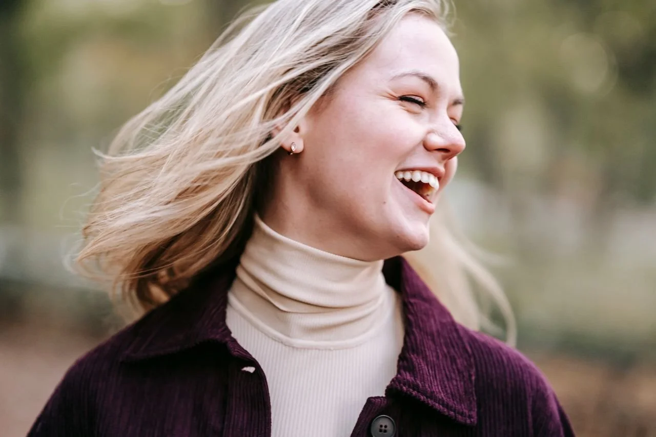 happy-woman-in-casual-outfit-laughing-in-park