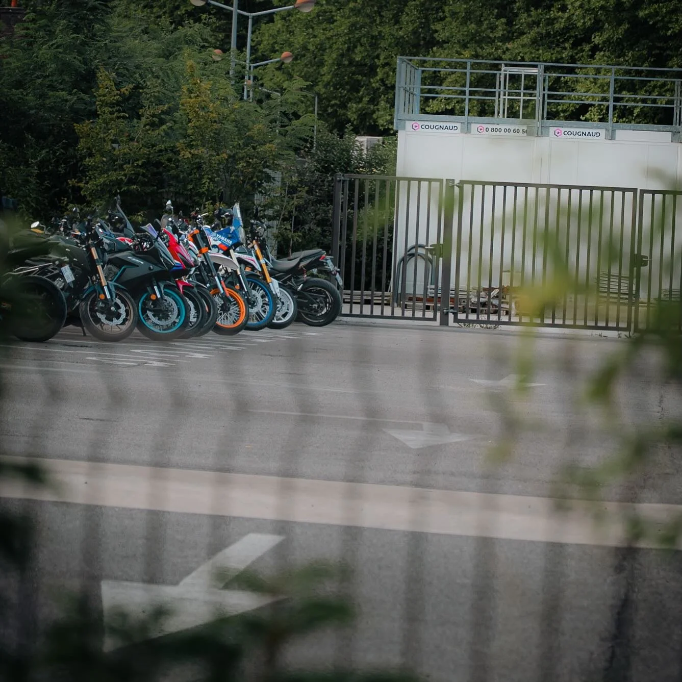 Les @bikergrounds pr&ecirc;t &agrave; d&eacute;coller 

Hangar&nbsp;Y &bull; suite 

📷&nbsp;: @lumix
☀️&nbsp;: d&eacute;but de soir&eacute;e
.
.
.
.
#soireemoto #rassemblementmoto #motofam  #motardmafia #instamoto #motardworld #motoidf #motoparis #m