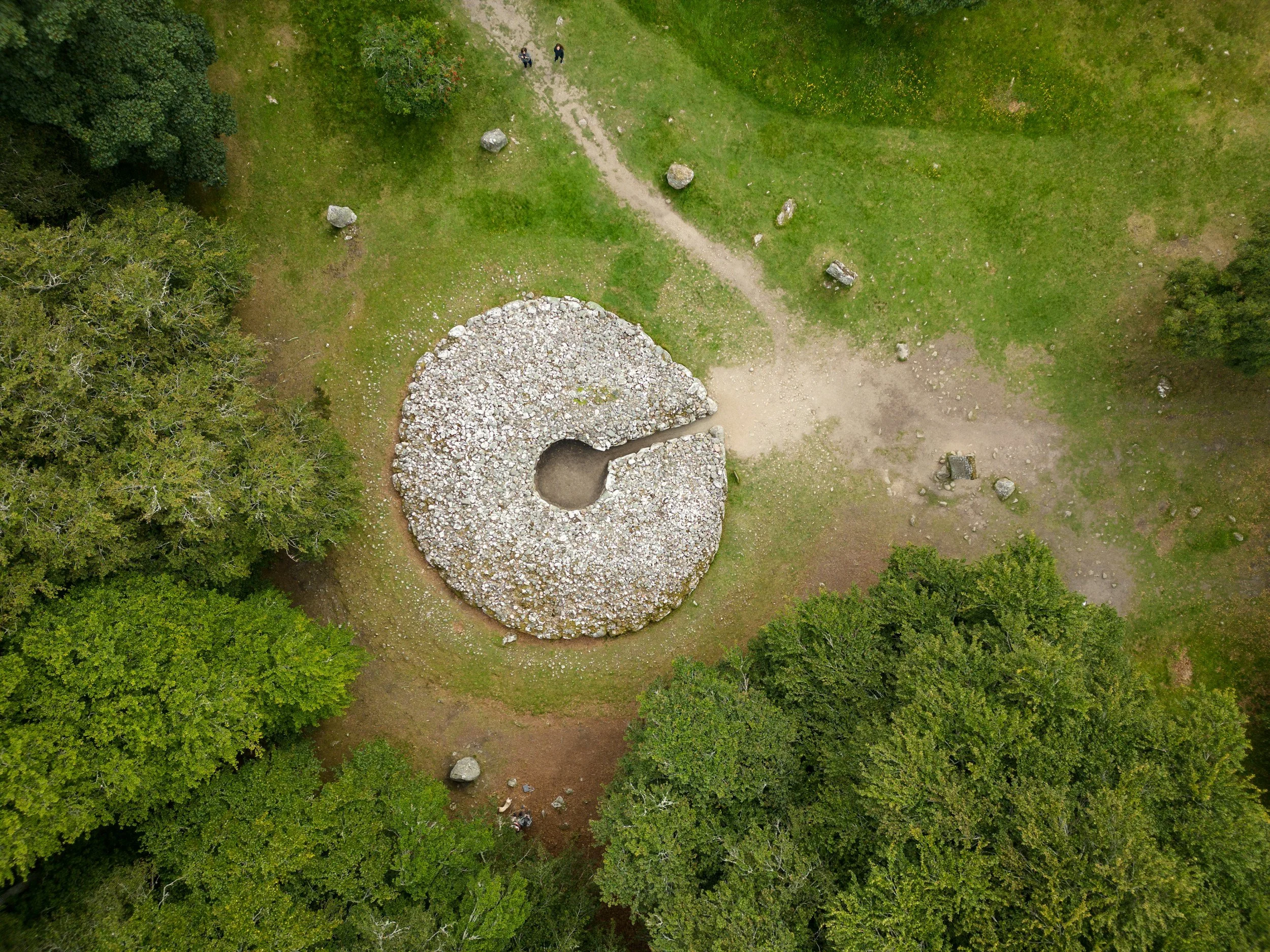 Clava Cairns, a genuine Bronze Age burial site