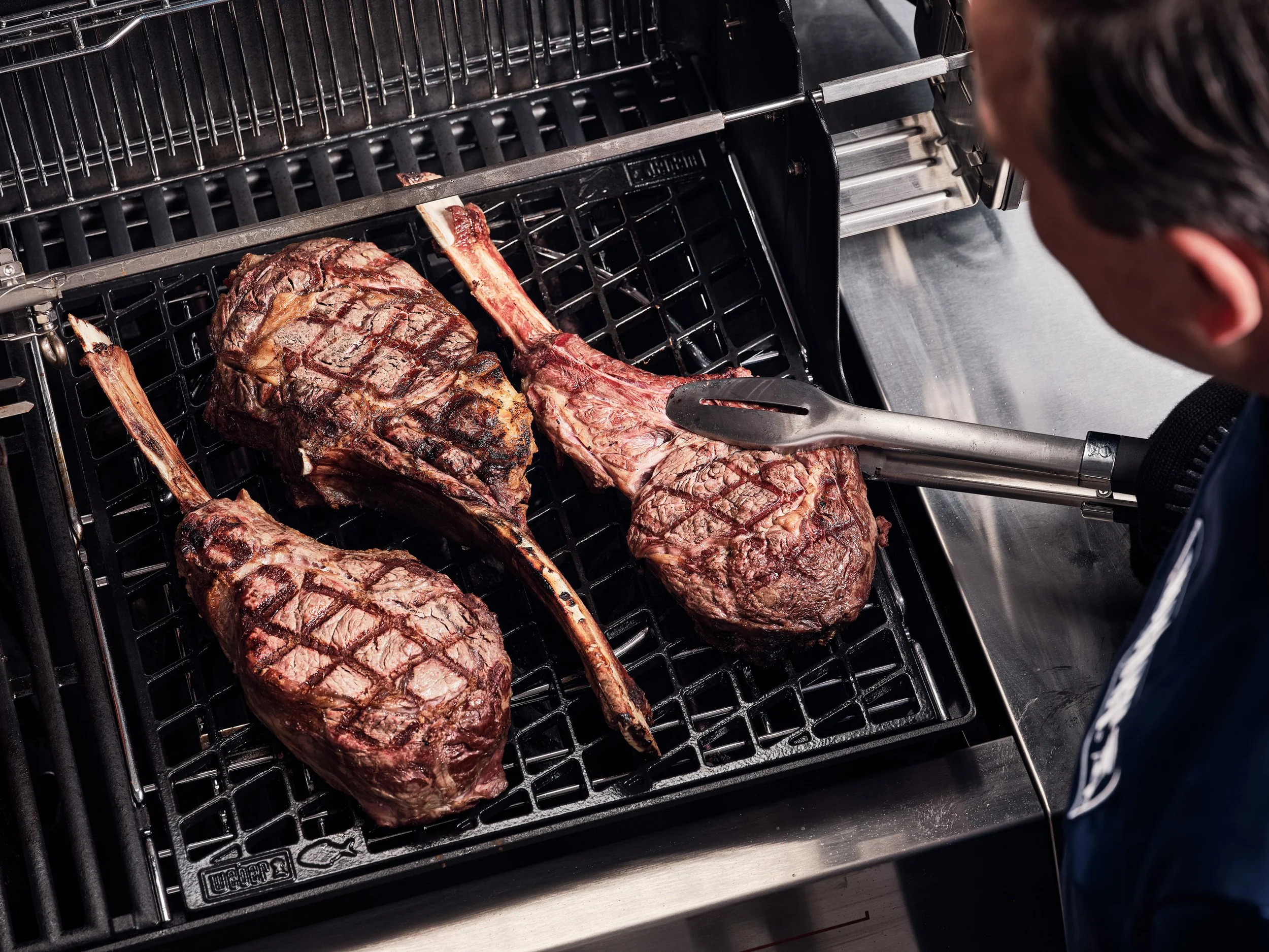 Grillen von Tomahawk-Steaks auf einem Grill