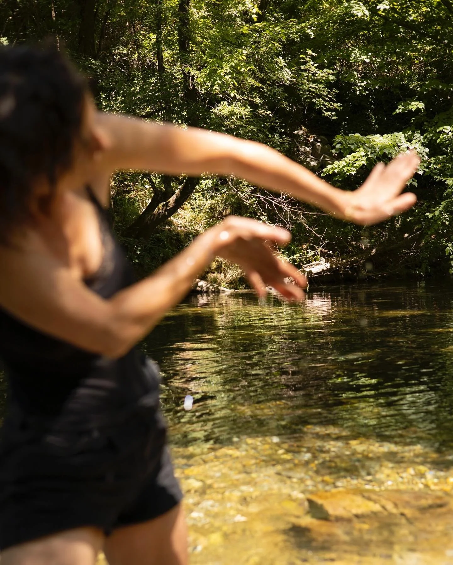 Connexion 
Marie en mouvement avec l&rsquo;eau. Je guide l&rsquo;&eacute;tat d&rsquo;&ecirc;tre, s&rsquo;ouvrir, respirer, chanter. La s&eacute;ance devient danse. La danse de Marie est m&eacute;decine. La photo &eacute;claire, impulse, tisse.

𝘕𝘢?