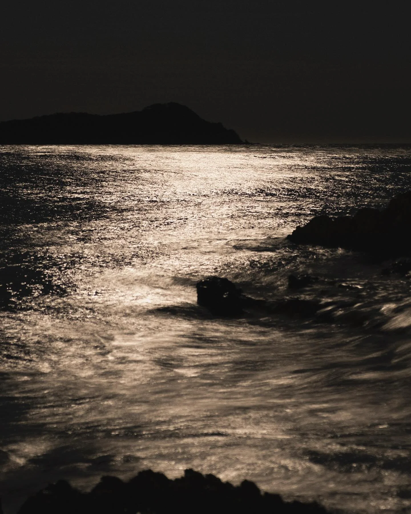 Clair de lune. Je reprends le fil de cette photo dans une exploration du noir, de la nuit, de la profondeur

&mdash;&mdash;&mdash; S&eacute;rie n&eacute;e de la nuit
Work in progress. Un rendez-vous avec les &eacute;l&eacute;ments