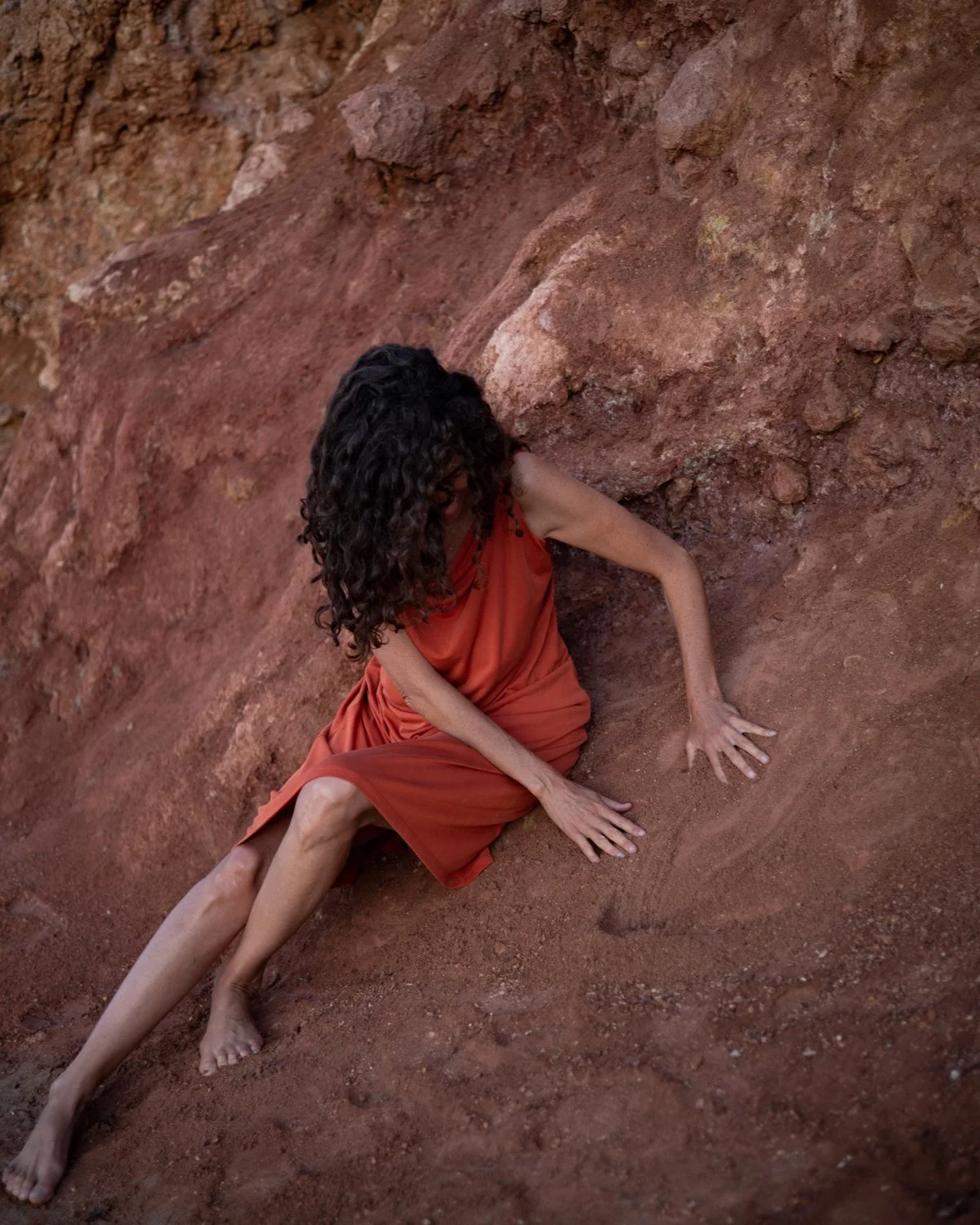 portrait avec la terre rouge