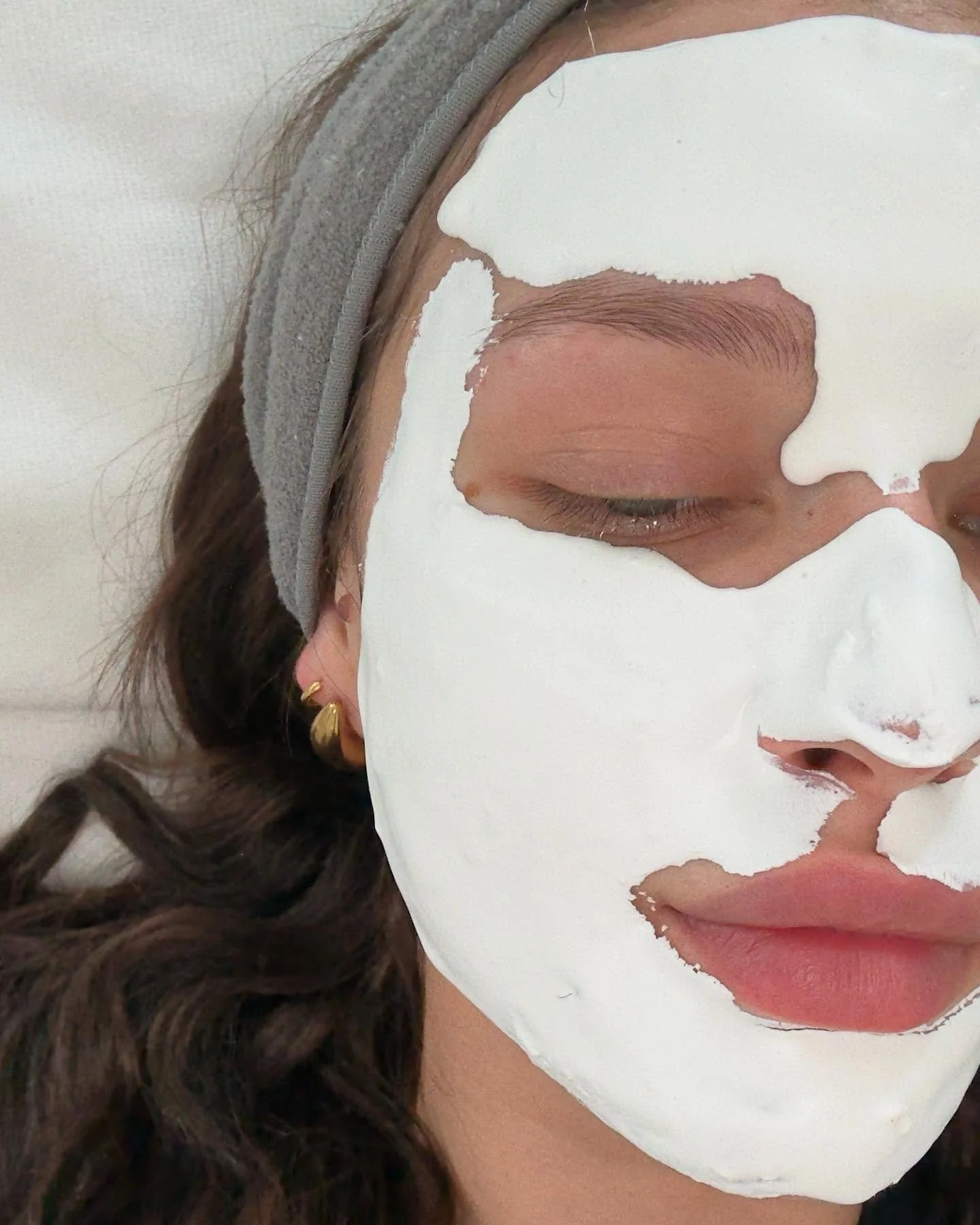 Algen Maske: zuerst strahlend wei&szlig; ☃️ danach strahlende Haut 😍✨ 

Algen Masken gibt es f&uuml;r alle Hauttypen und Hautzust&auml;nde. Wir passen die Produkte immer an den Kunden an, um die besten Ergebnisse zu erzielen.🧖🏽&zwj;♀️🧴

Kleine Au