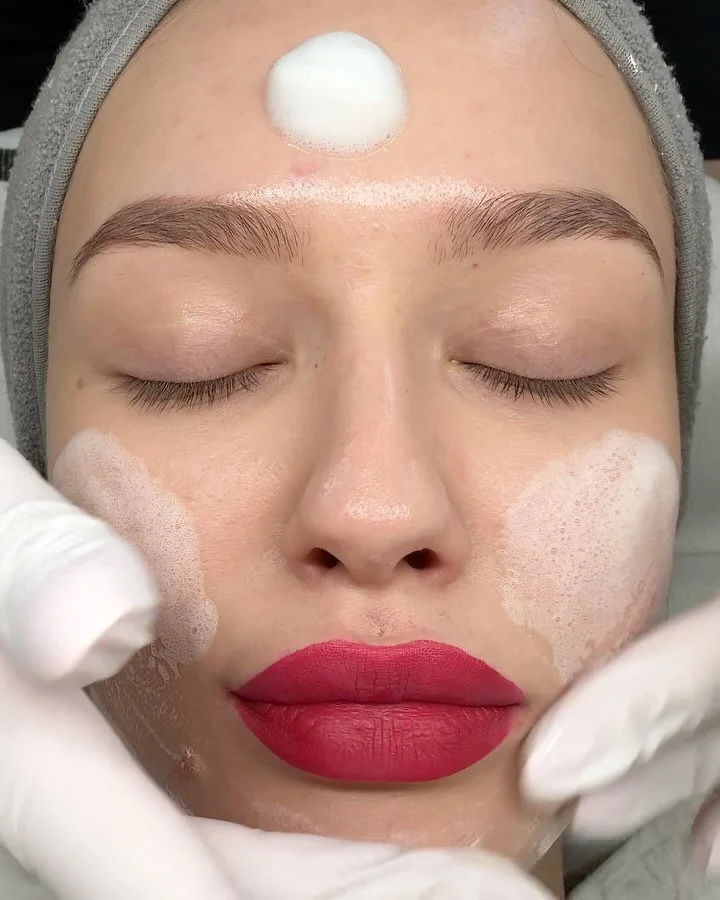 Hautfee Beata 🧚🏼 hat gezaubert und mir in der Mittagspause eine Ferulas&auml;ure Behandlung geg&ouml;nnt 🧖🏽&zwj;♀️✨

Wir nehmen euch mit, step by step: 

1. Gesicht mit Schaum reinigen 🫧
2. Alles sch&ouml;n abnehmen ✨ 
3. Tonisieren 🧴
4. Ferula