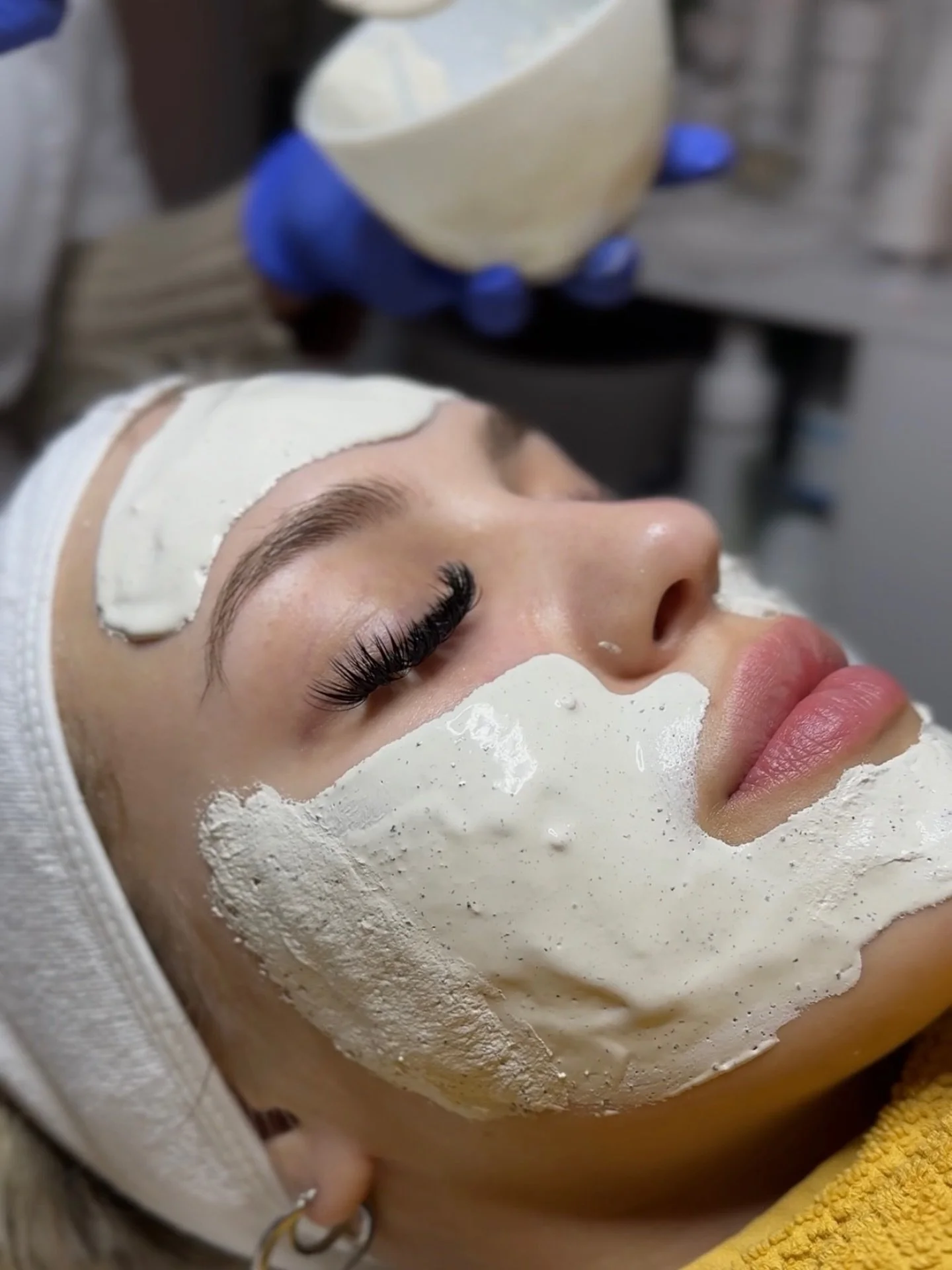 Drau&szlig;en wird es immer k&auml;lter 🥶❄️ Zeit, nicht nur unser Immunsystem, sondern auch unsere Haut zu st&auml;rken ⤴️

K&auml;lte, Heizungsluft und Wind k&ouml;nnen unsere Haut schnell austrocknen und strapazieren. 🥵 

Jetzt hei&szlig;t&lsquo;