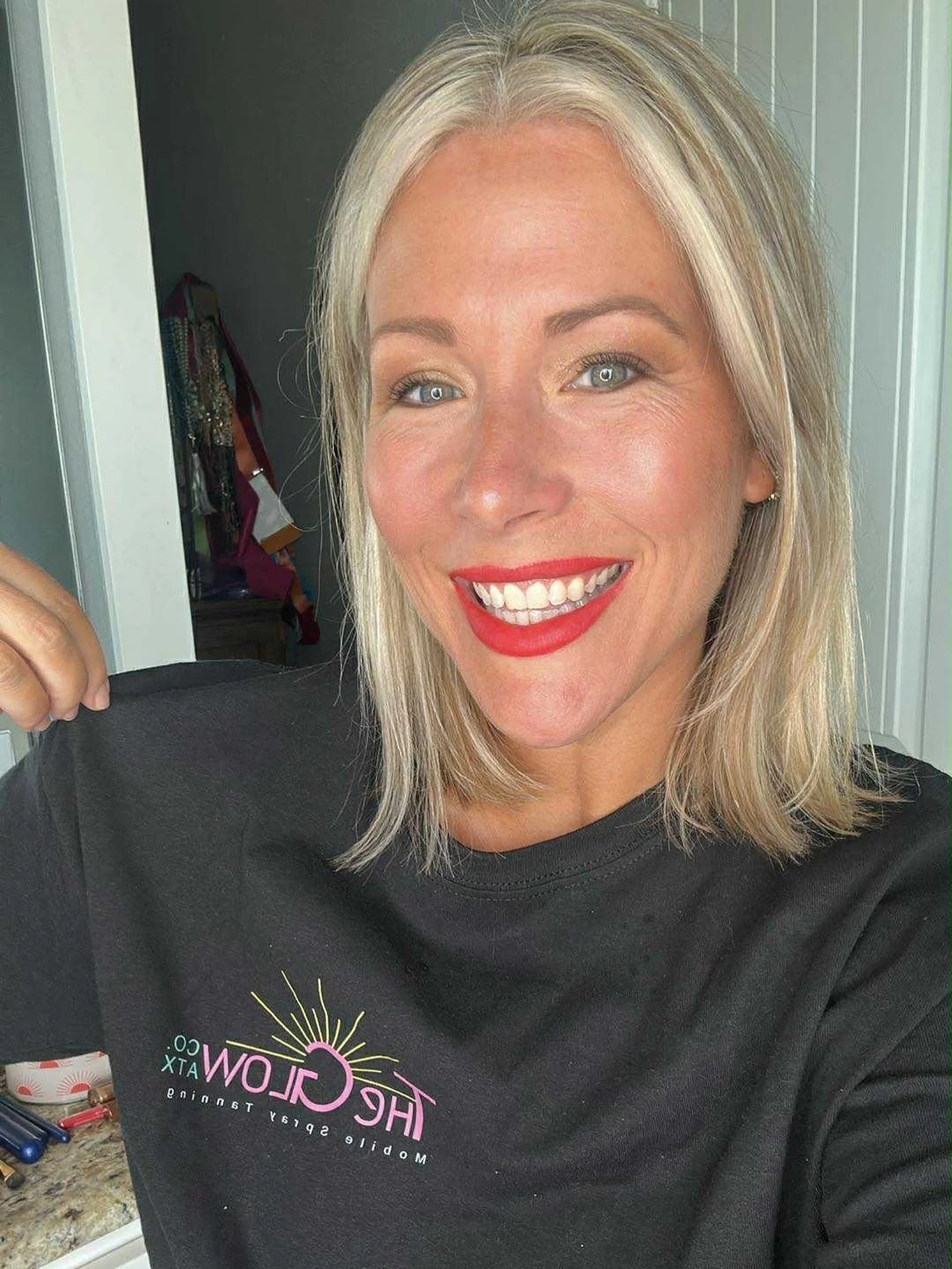 Gorgeous girly reppin&rsquo; @theglowcoatx merch 
@haleyrivers.beauty 💛💛💛
#spraytan #libertyhill #theglowcoatx