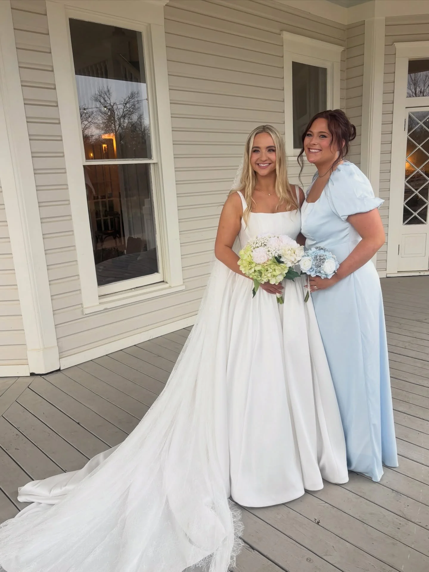 We gave these beauties a sun-kissed glow for a Valentine's Day wedding! 🤩 so stunning!

#theglowcoatx #spraytan #wedding