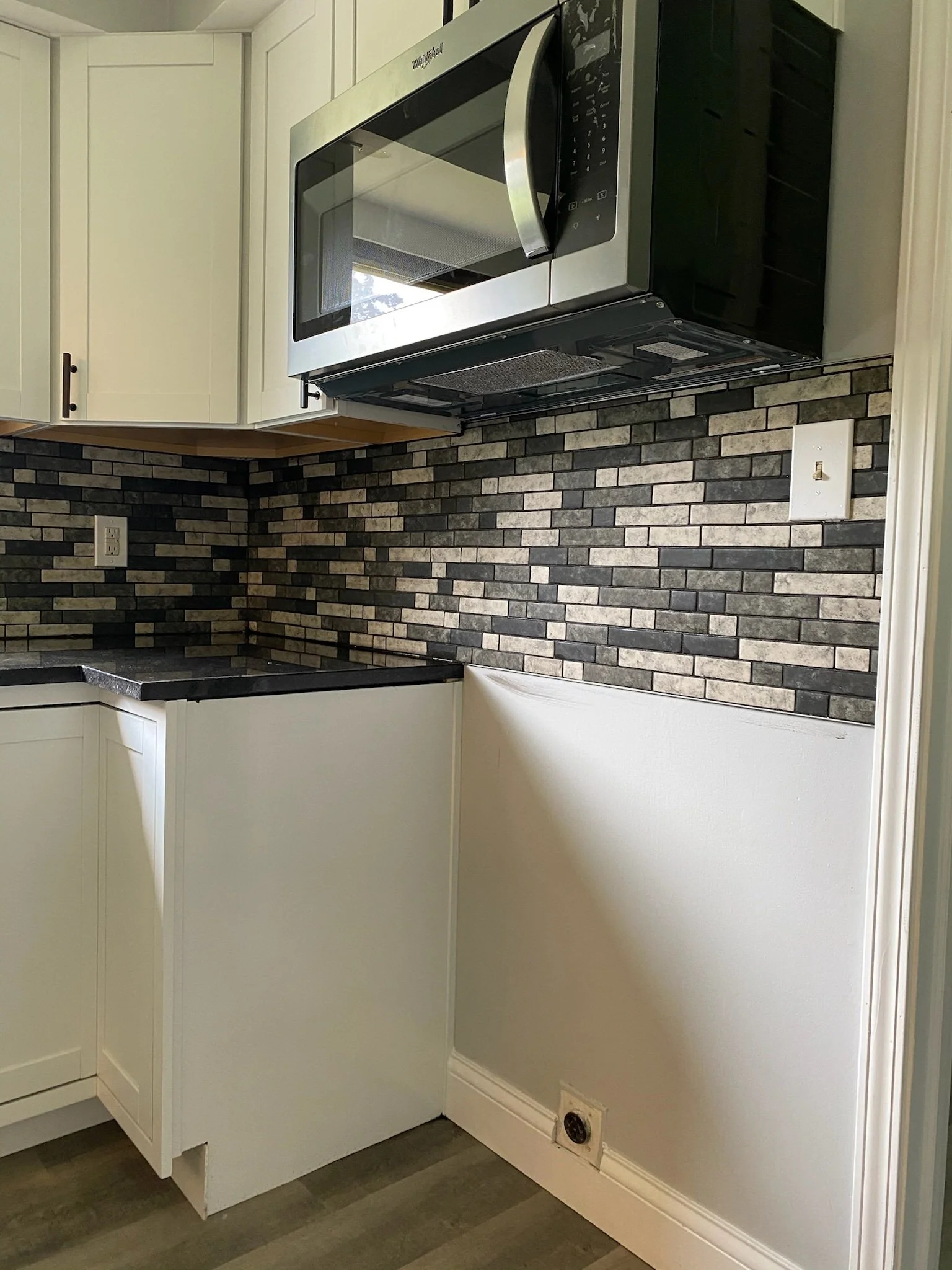 custom kitchen backsplash Dayton Ohio tile installation with modern cabinet layout