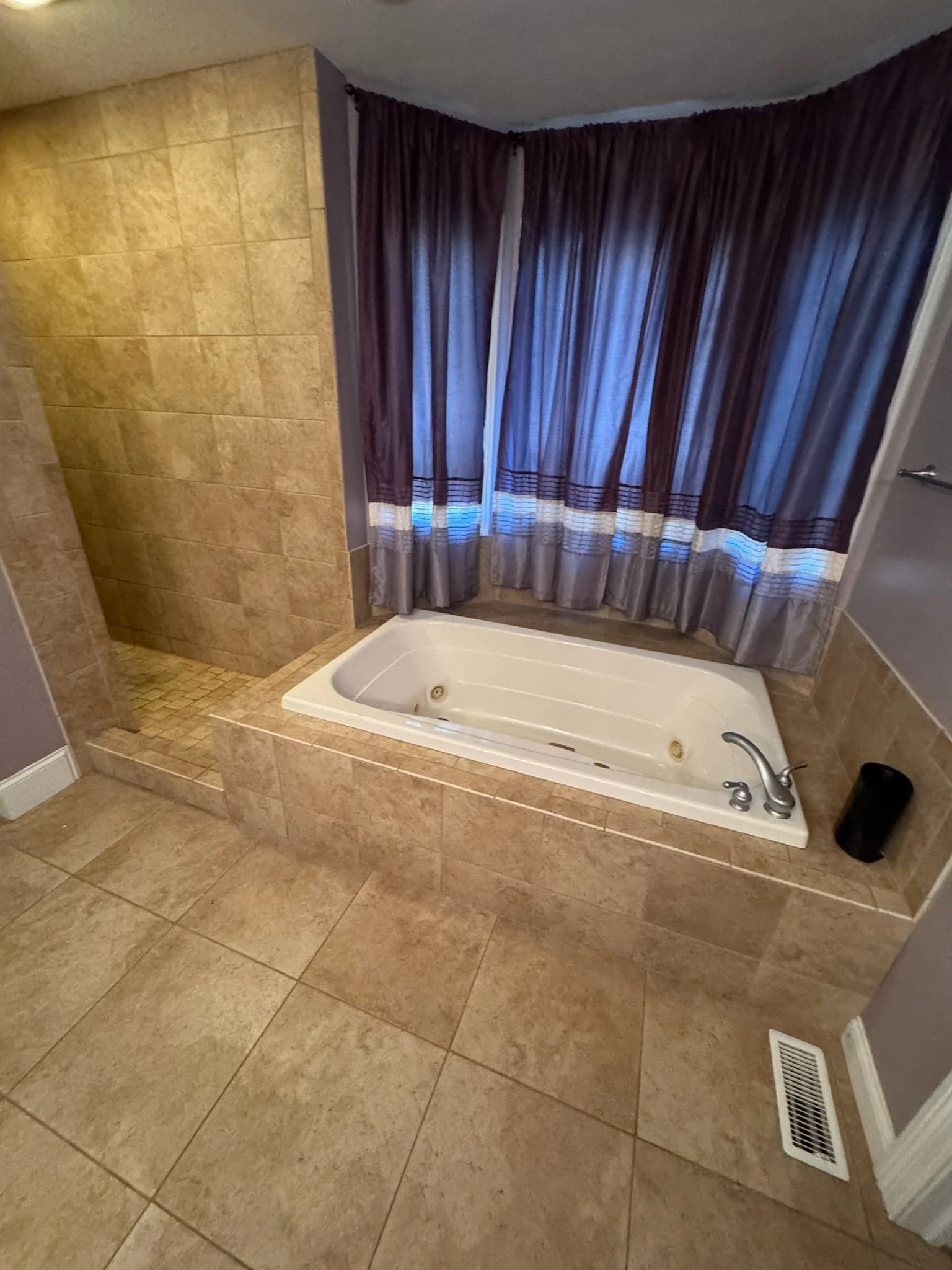 outdated bathroom tub before remodel Dayton Ohio built in soaking tub with old tile surround