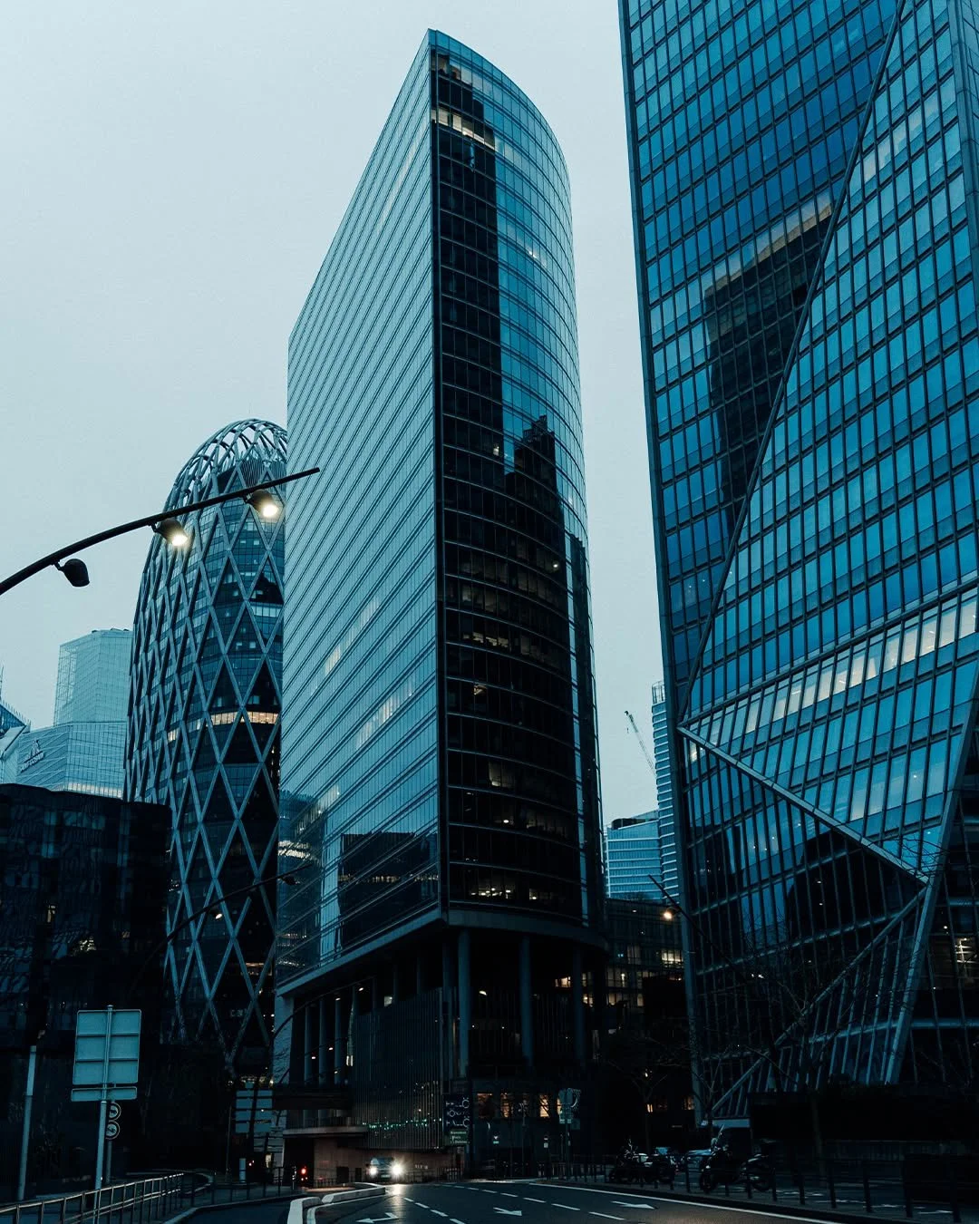 La D&eacute;fense, Paris. Enero 2025.
.
.
.
#street_photo #3amChronicles #moostlyfilm #spicollective #streets_unseen #streetclassics #streetgrammers
#streets_vision #streetsineurope
#streetleaks #streetclassics #streetphotographytribe #timeless_stree