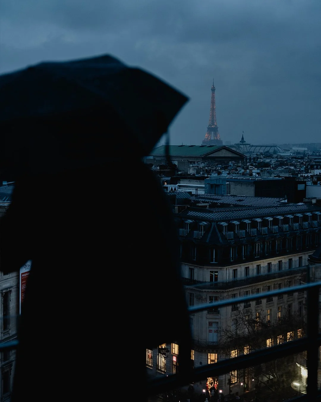 Hora azul en Par&iacute;s. Enero 2025. Inauguro mi set de fotograf&iacute;as en Par&iacute;s con esta fotograf&iacute;a que, por alguna raz&oacute;n, es de mis favoritas. &iexcl;Espero que os gusten!
.
.
.
#3amChronicles #woofermagazine  #cinematicmo