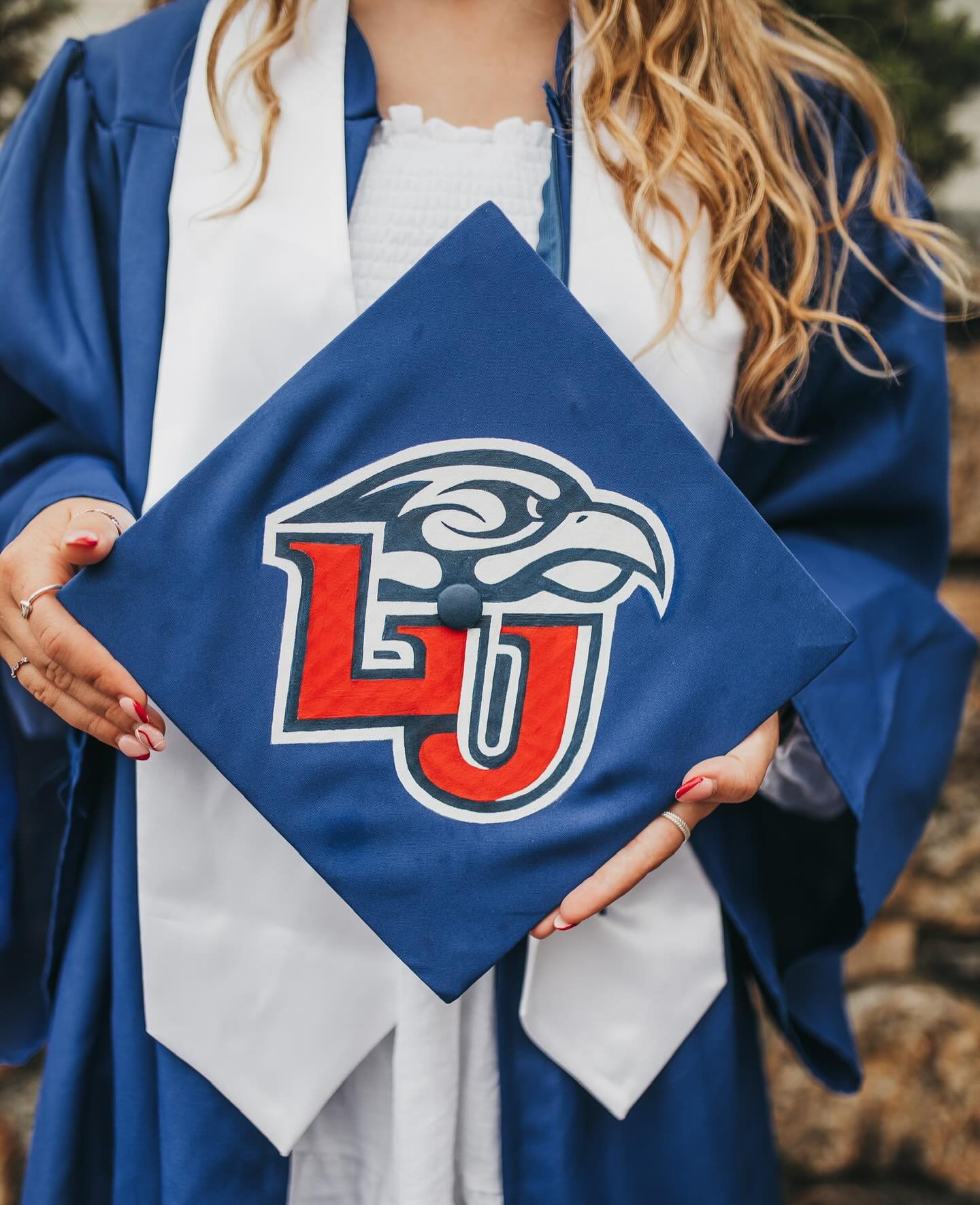 Seniors!!🎓As we approach graduation season, now is a great time to get your photos and grad caps done! I personally hand paint each cap, making your cap the perfect way to celebrate your favorite school, verse, quote, etc.!
DM me to book your shoo