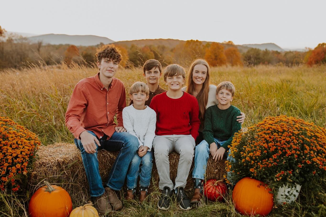 The Sowder kids! I had the pleasure of working with this sweet family to surprise their parents with family photos for Christmas. Since they were finally able to give them to their parents, I can post all these photos now!
#familyphotography #fallp