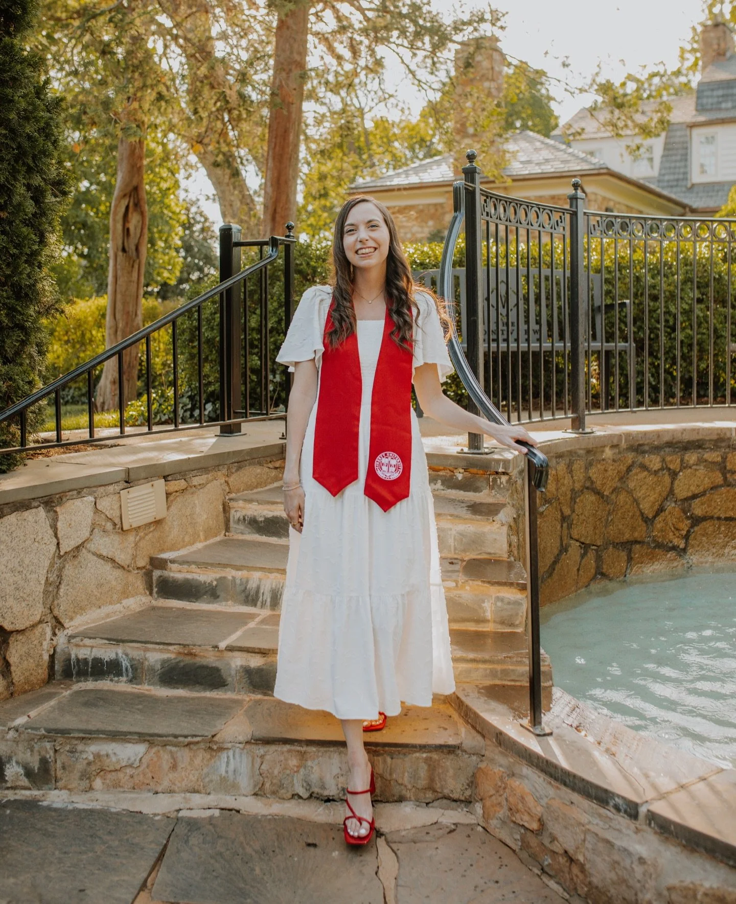Another sweet LU grad 🎓💙❤️

#libertygrad #LU #seniorphotos #libertyuniversity #photography