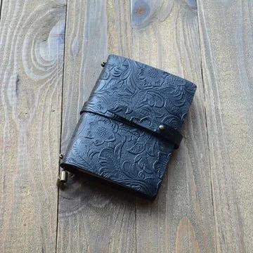 Discover the perfect blend of elegance and functionality with our customizable leather notebook. This exquisite piece is designed for everyone who appreciates the art of writing and the beauty of craftsmanship. 