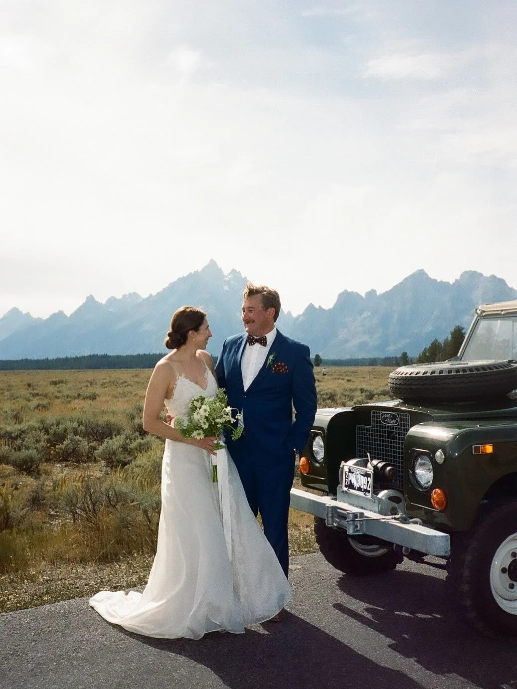 A moment for one of my favorite getaway cars to date 💛 #grandtetonweddings #grandtetonnationalpark #weddingphotographer #vintage #vintagecar #vintagelandrover #grandteton #jacksonhole #jacksonwyoming #wyomingwedding