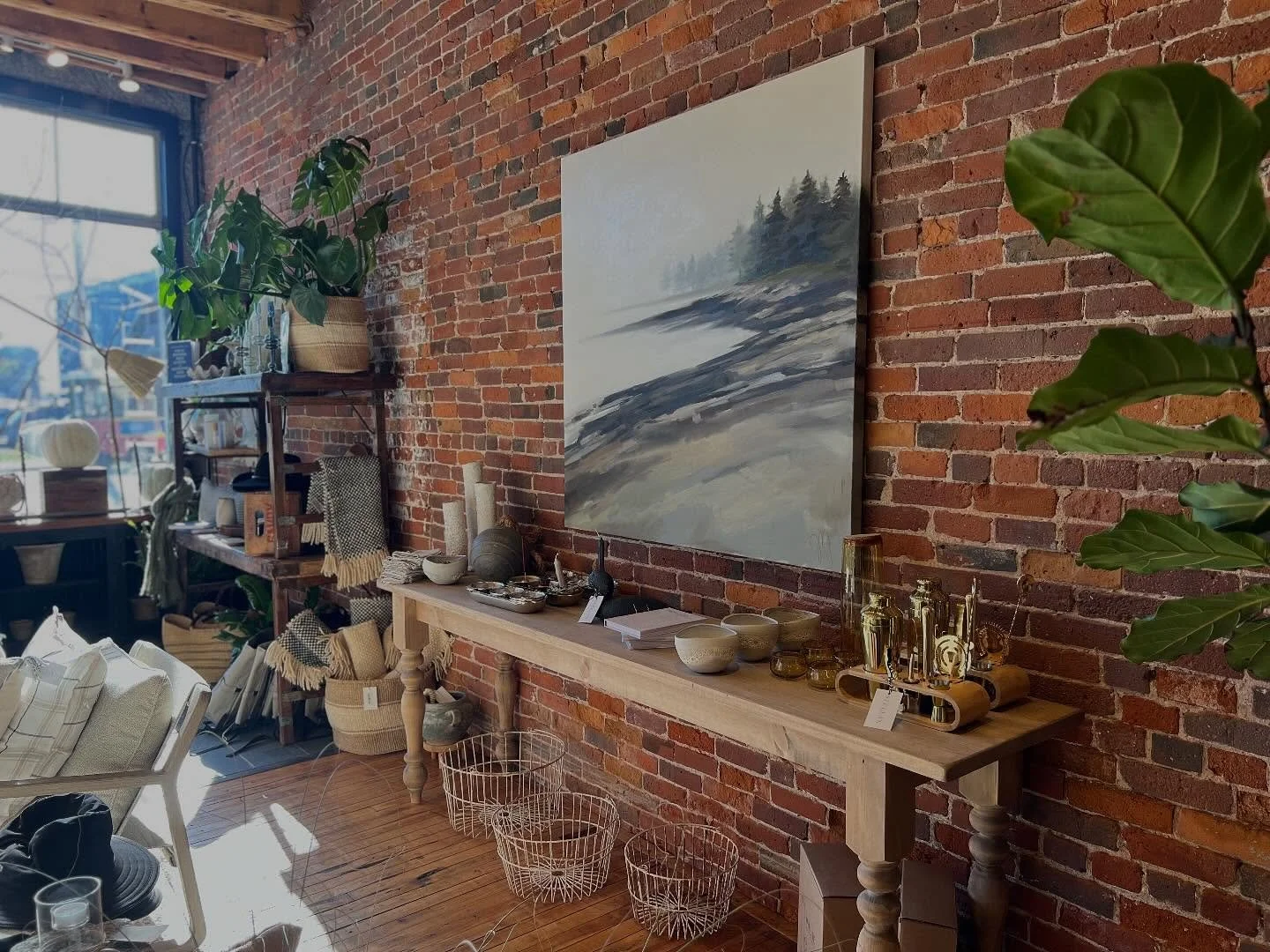 Custom Maine Made furniture and fine art by @jill.matthews.paintings in the morning light!
Open 10-5 daily and 24/7 at shopstellan.com
#coastalliving #minimalistdesign @stellan_design