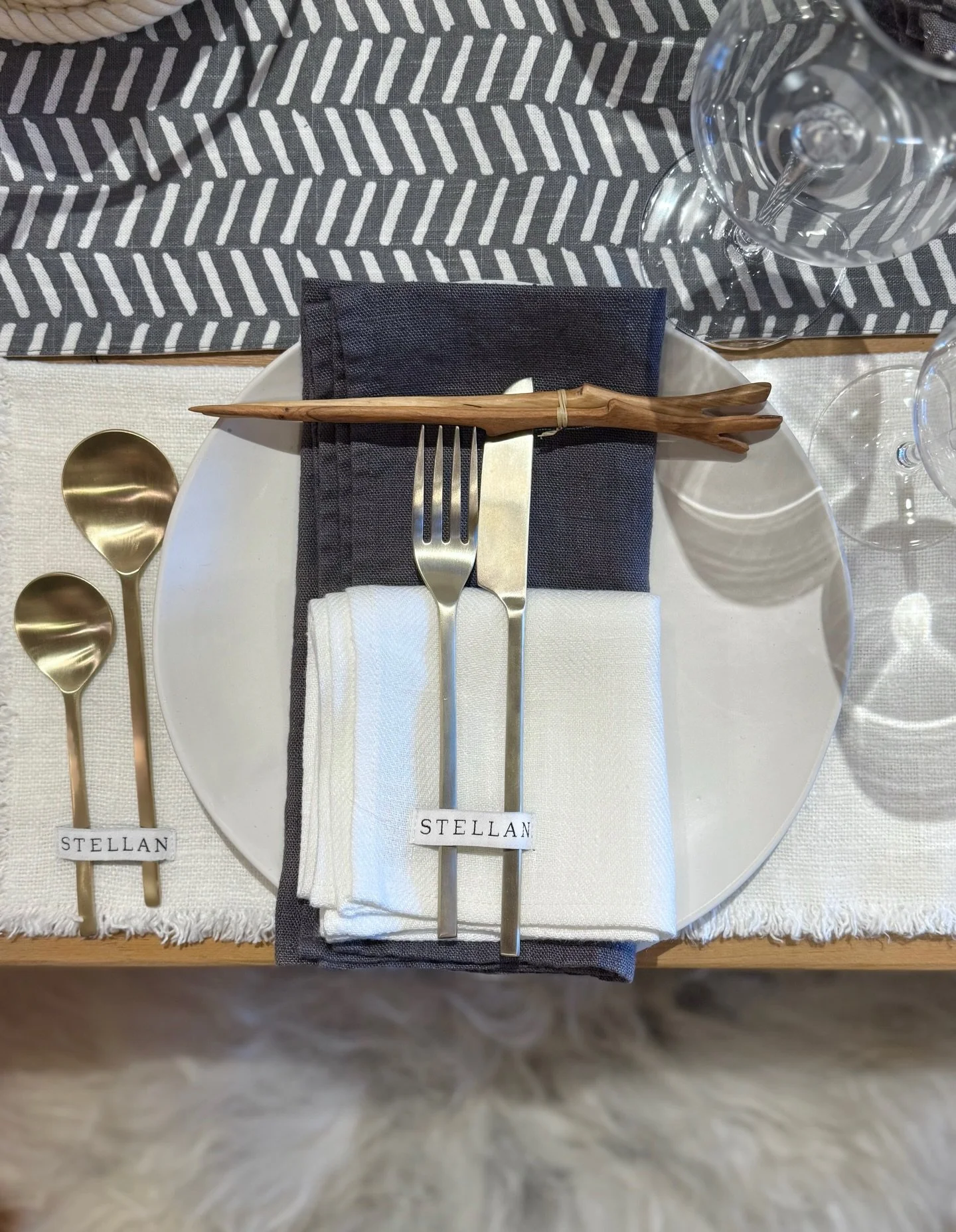 A well-set place is an invitation.
Organic linen, block-printed runner, hand-carved chopsticks, warm brass flatware,
and an Icelandic sheep pelt&mdash;layered for winter gatherings that linger.