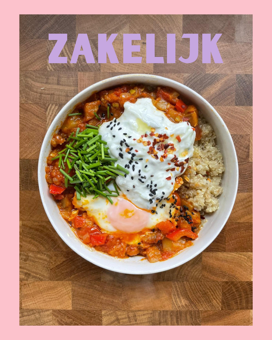 Bowl met gekookte quinoa, roerbakgroenten, een gepocheerd ei, zure room met zwarte sesamzaadjes, in het midden wat gesneden bieslook en chilivlokken, op een houten tafel.