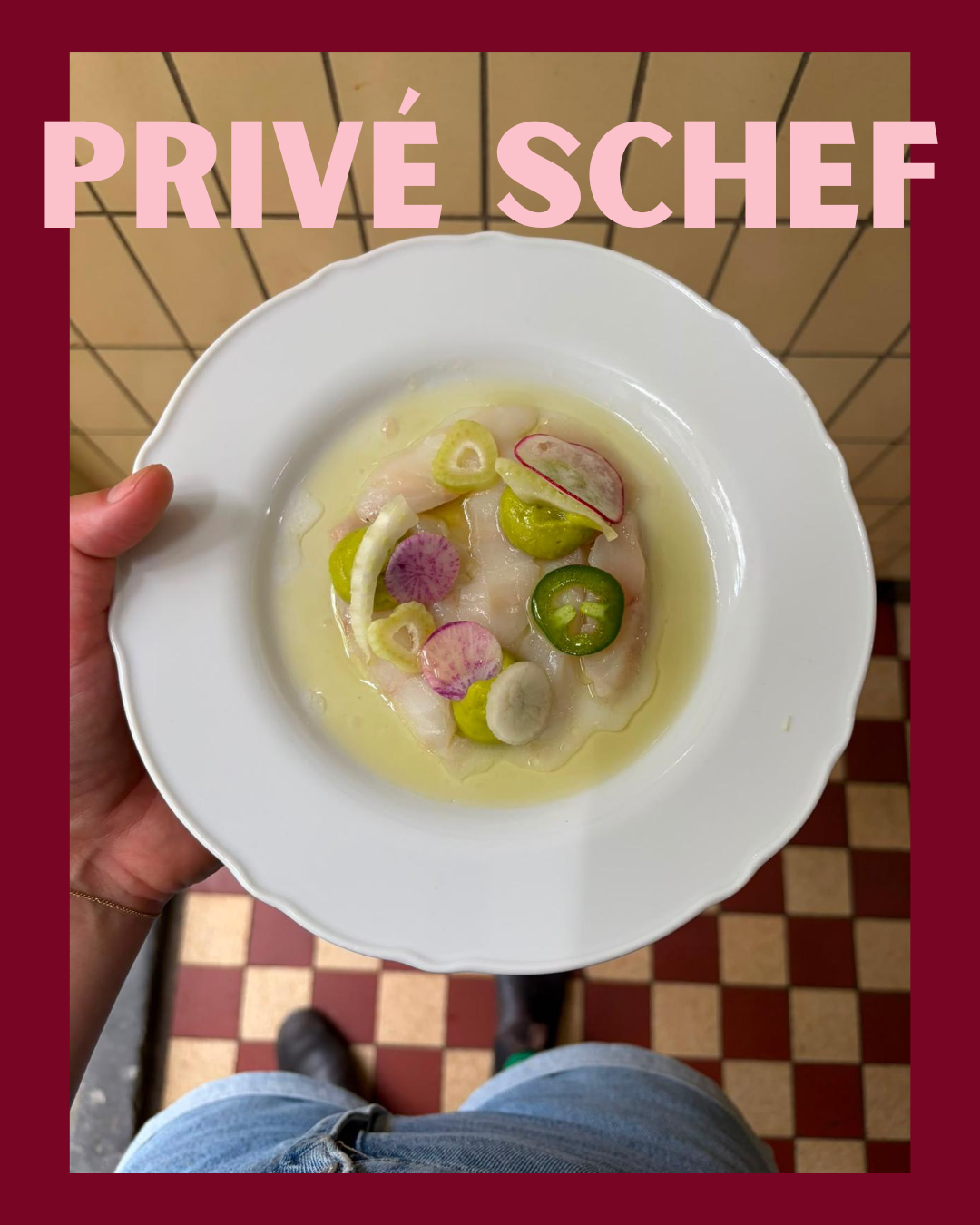 Bord met gestoomde vis met plakjes radijs, chili en groenten, overgoten met saus.