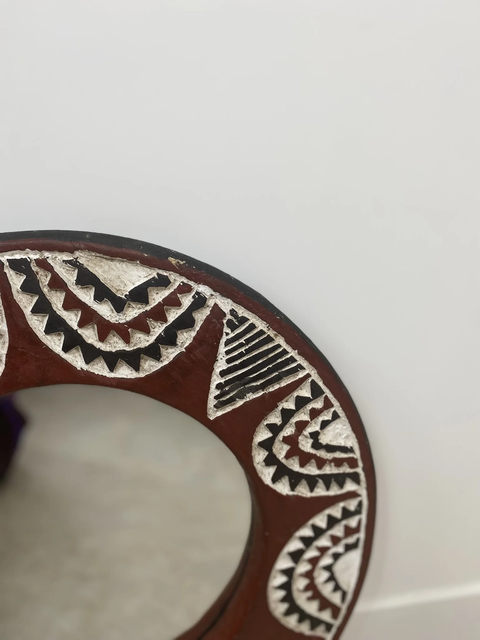 Les Couleurs du Paon - Découvrez le miroir Sira (109€). Une pièce unique en bois massif sculpté d’un seul bloc. Teinte Rouge Latérite aux pigments naturels. Série limitée. Livraison sécurisée.