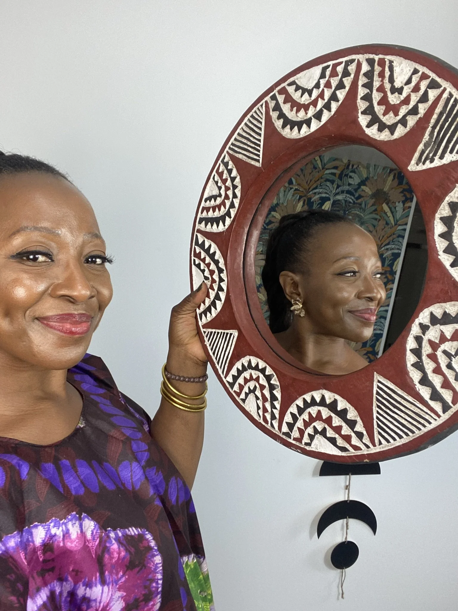 Découvrez le miroir Sira (109€). Une pièce unique en bois massif sculpté d’un seul bloc. Teinte Rouge Latérite aux pigments naturels. Série limitée. Livraison sécurisée.