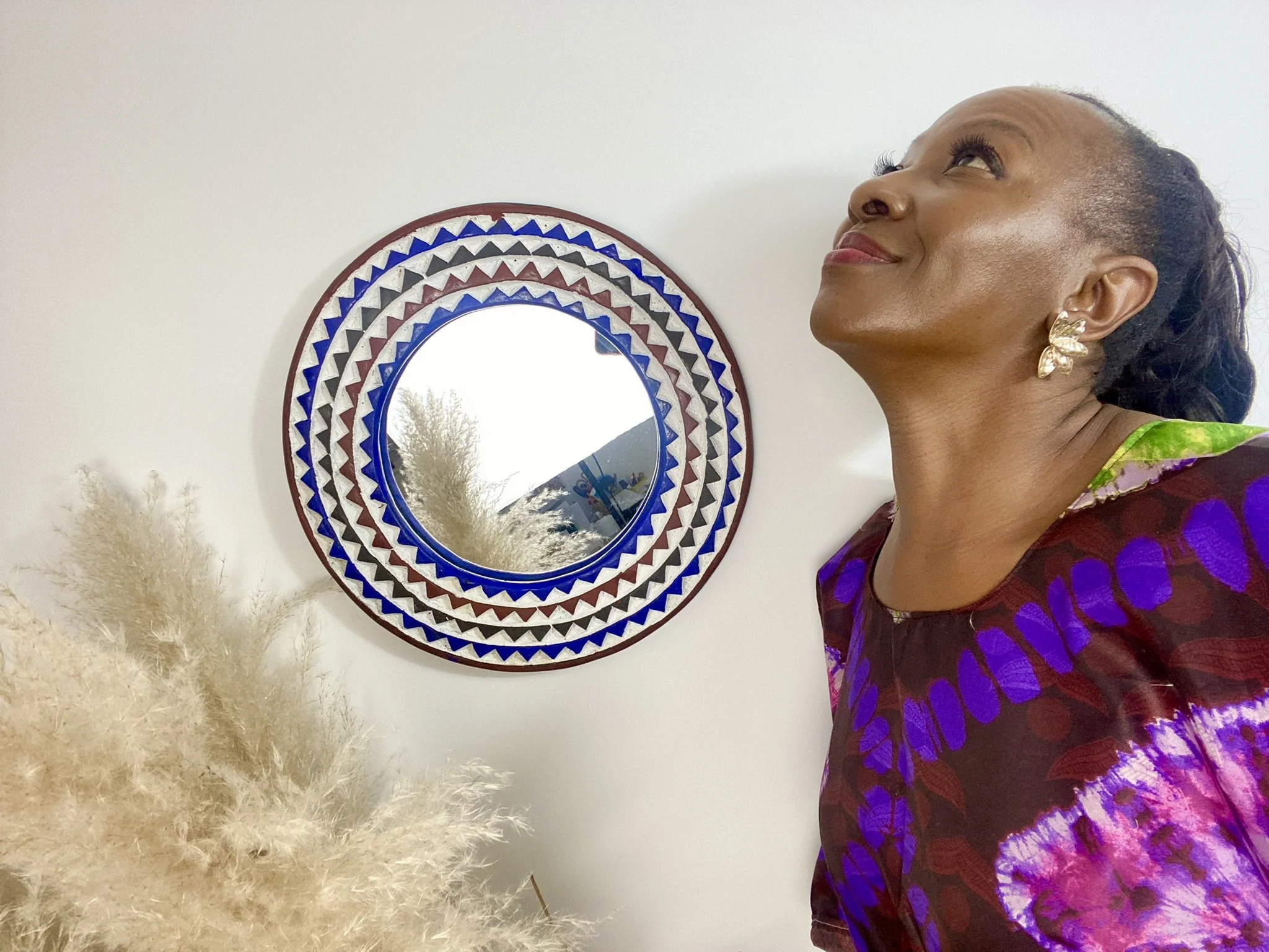 Miroir rond Yara Le Bleu qui réveille les murs