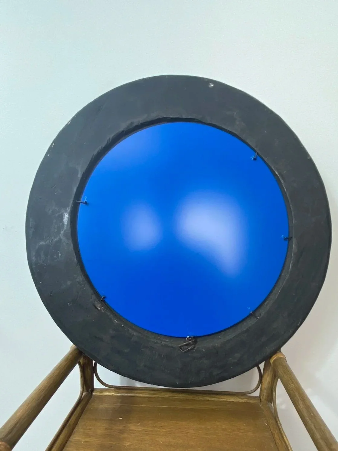 Découvrez le miroir Sira (109€). Une pièce unique en bois massif sculpté d’un seul bloc. Teinte Rouge Latérite aux pigments naturels. Série limitée. Livraison sécurisée.