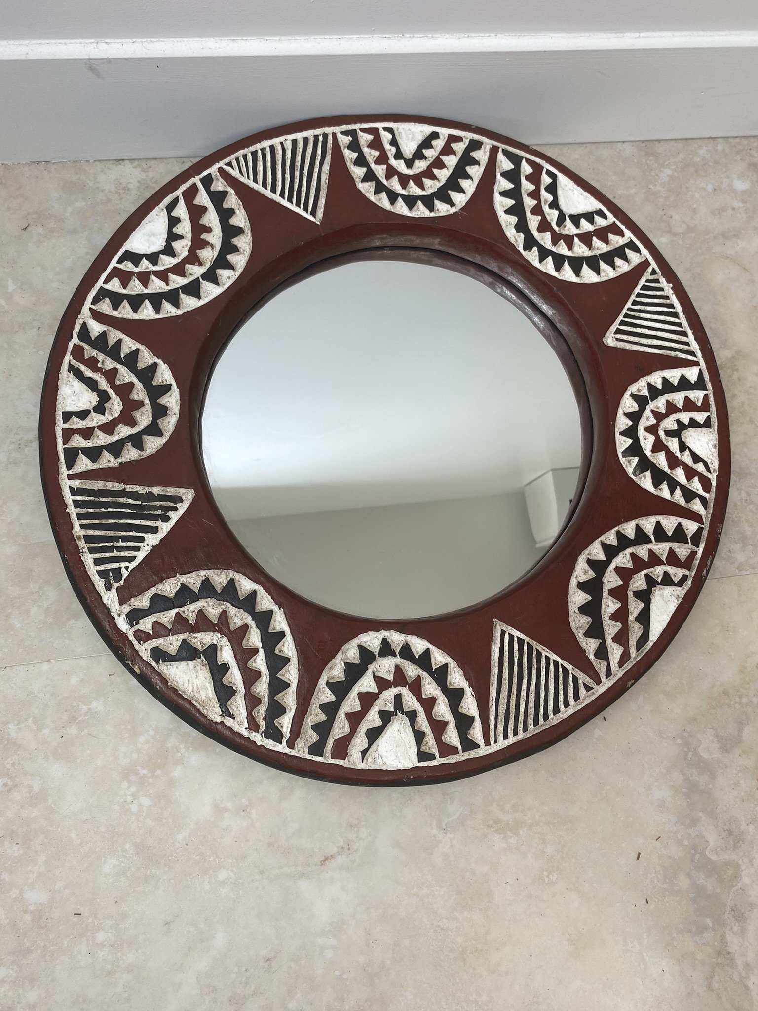 Les Couleurs du Paon - Découvrez le miroir Sira (109€). Une pièce unique en bois massif sculpté d’un seul bloc. Teinte Rouge Latérite aux pigments naturels. Série limitée. Livraison sécurisée.