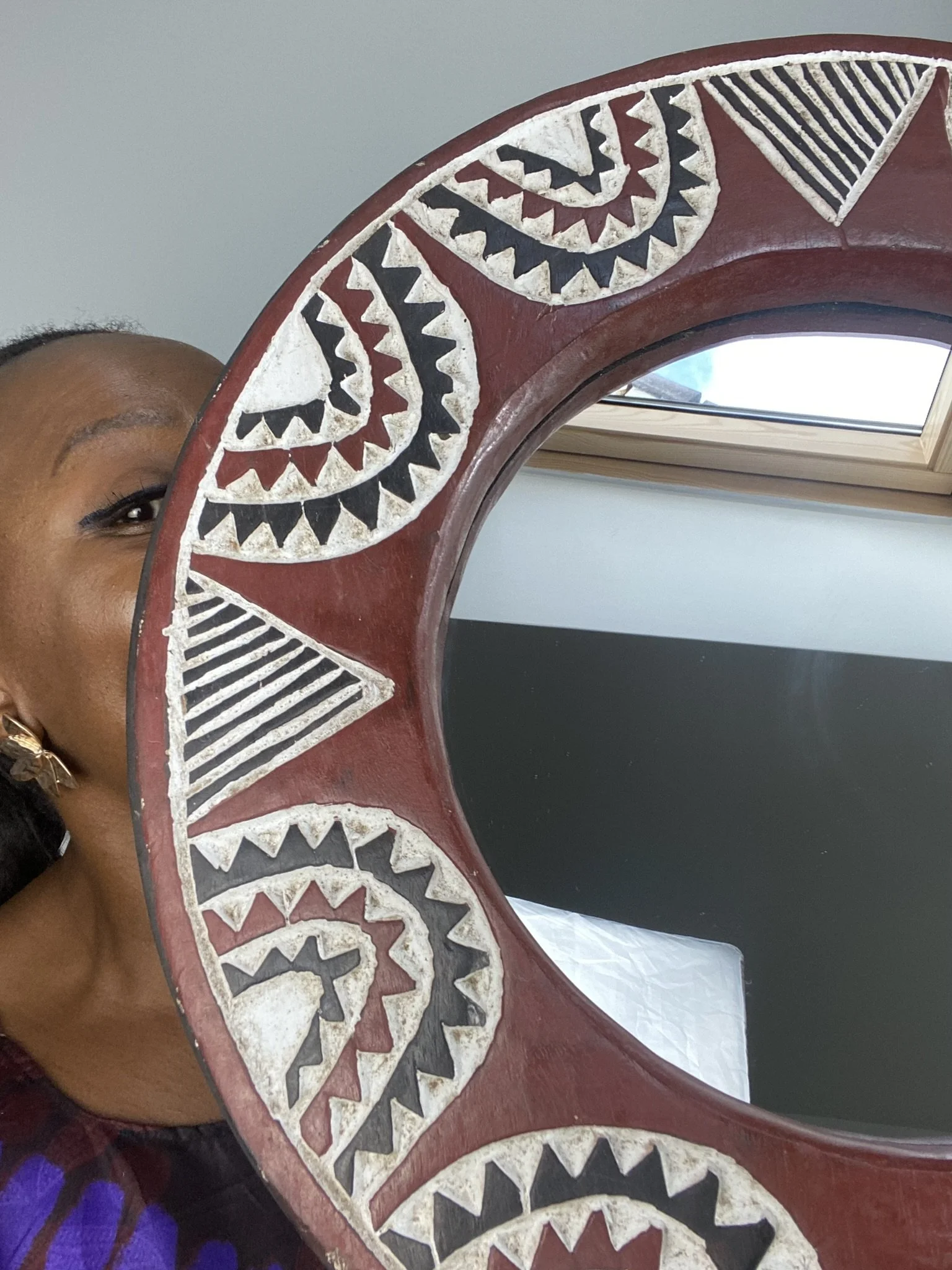 Les Couleurs du Paon - Découvrez le miroir Sira (109€). Une pièce unique en bois massif sculpté d’un seul bloc. Teinte Rouge Latérite aux pigments naturels. Série limitée. Livraison sécurisée.