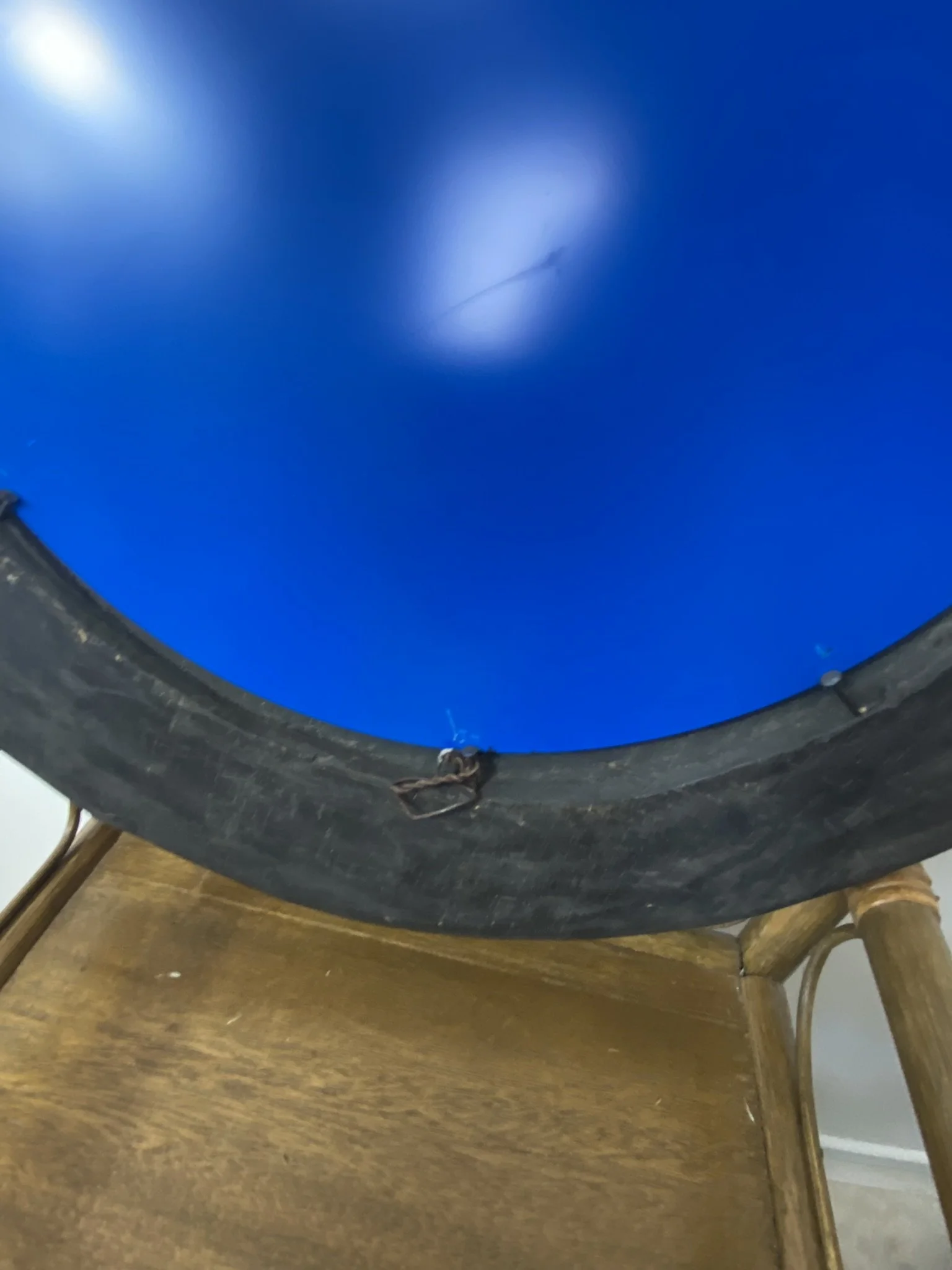 Découvrez le miroir Sira (109€). Une pièce unique en bois massif sculpté d’un seul bloc. Teinte Rouge Latérite aux pigments naturels. Série limitée. Livraison sécurisée.